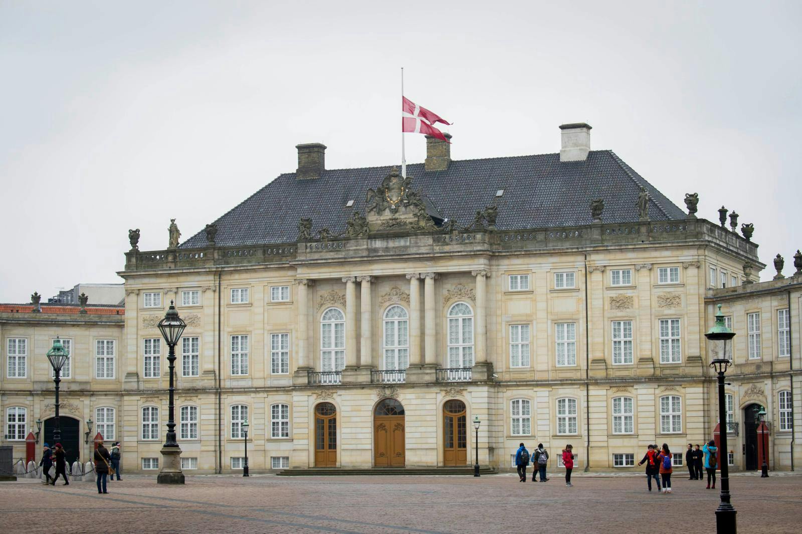 Amalienborg slot med dannebrog på halv stang på taget.