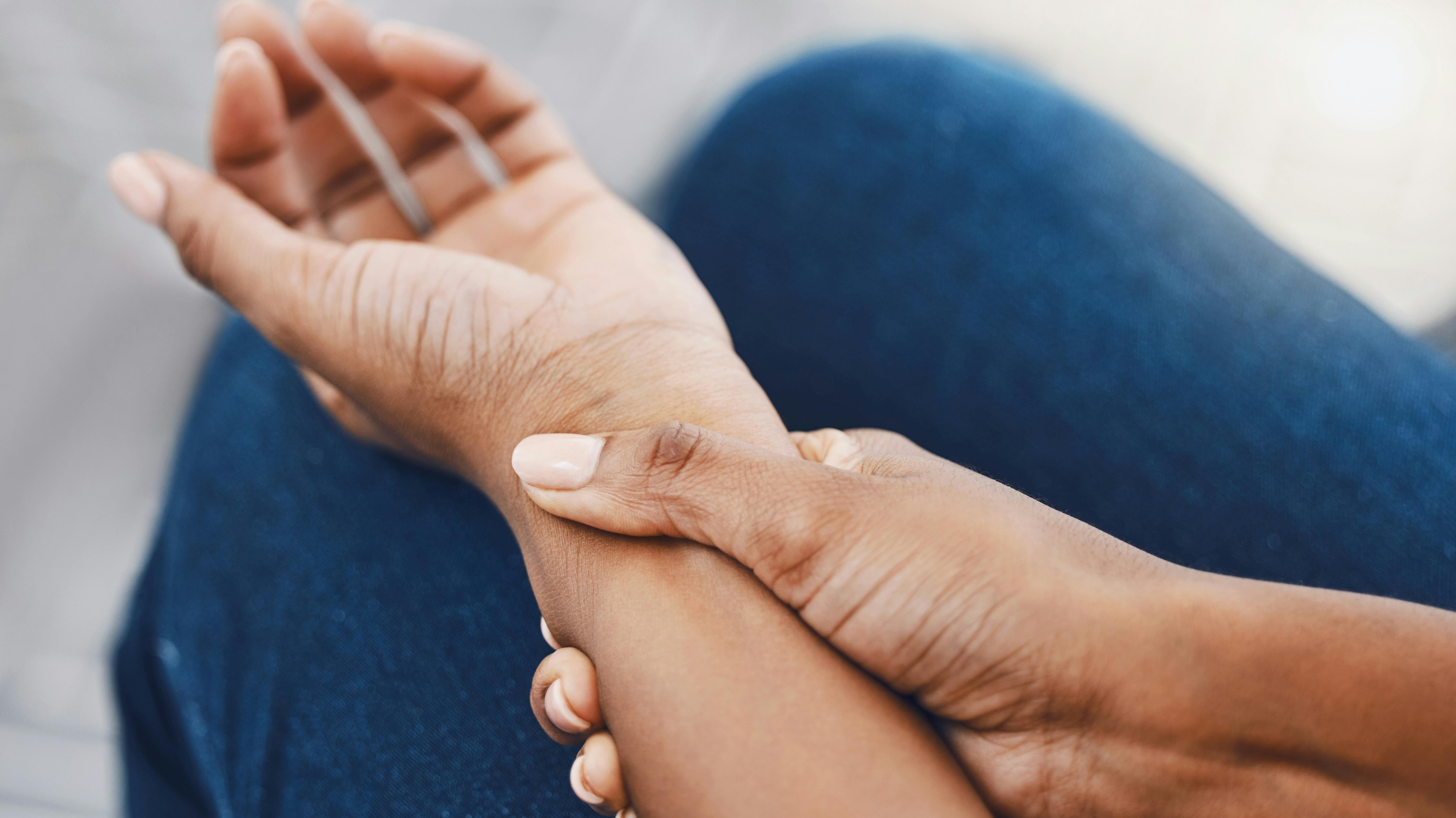 Kvinde med gigt i fingrene