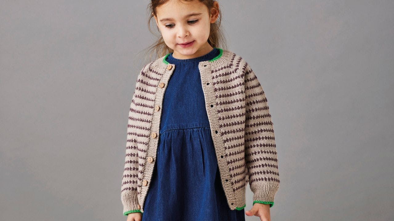 Barn med en strikket cardigan