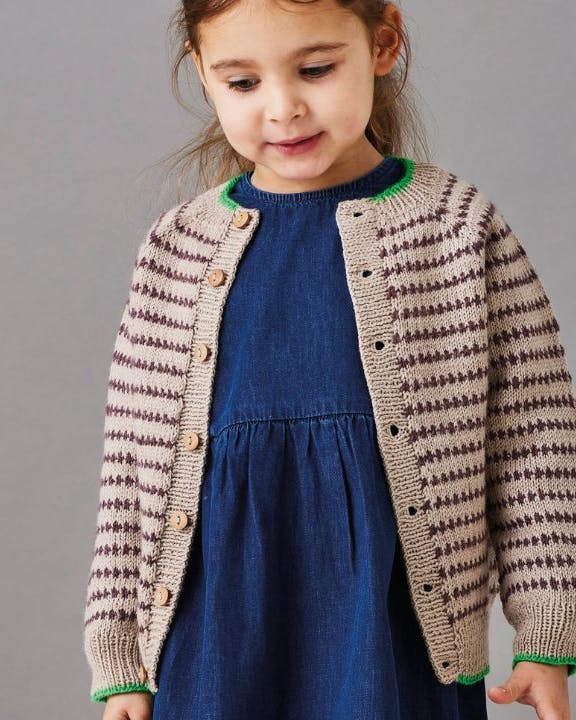 Barn med en strikket cardigan