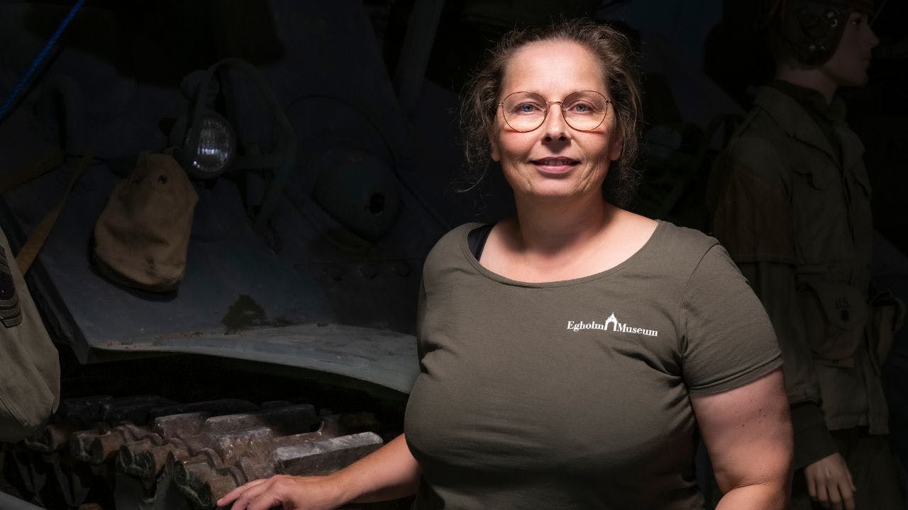 Museumsdirektør Rikke Falck står foran en tank på Egholm museum