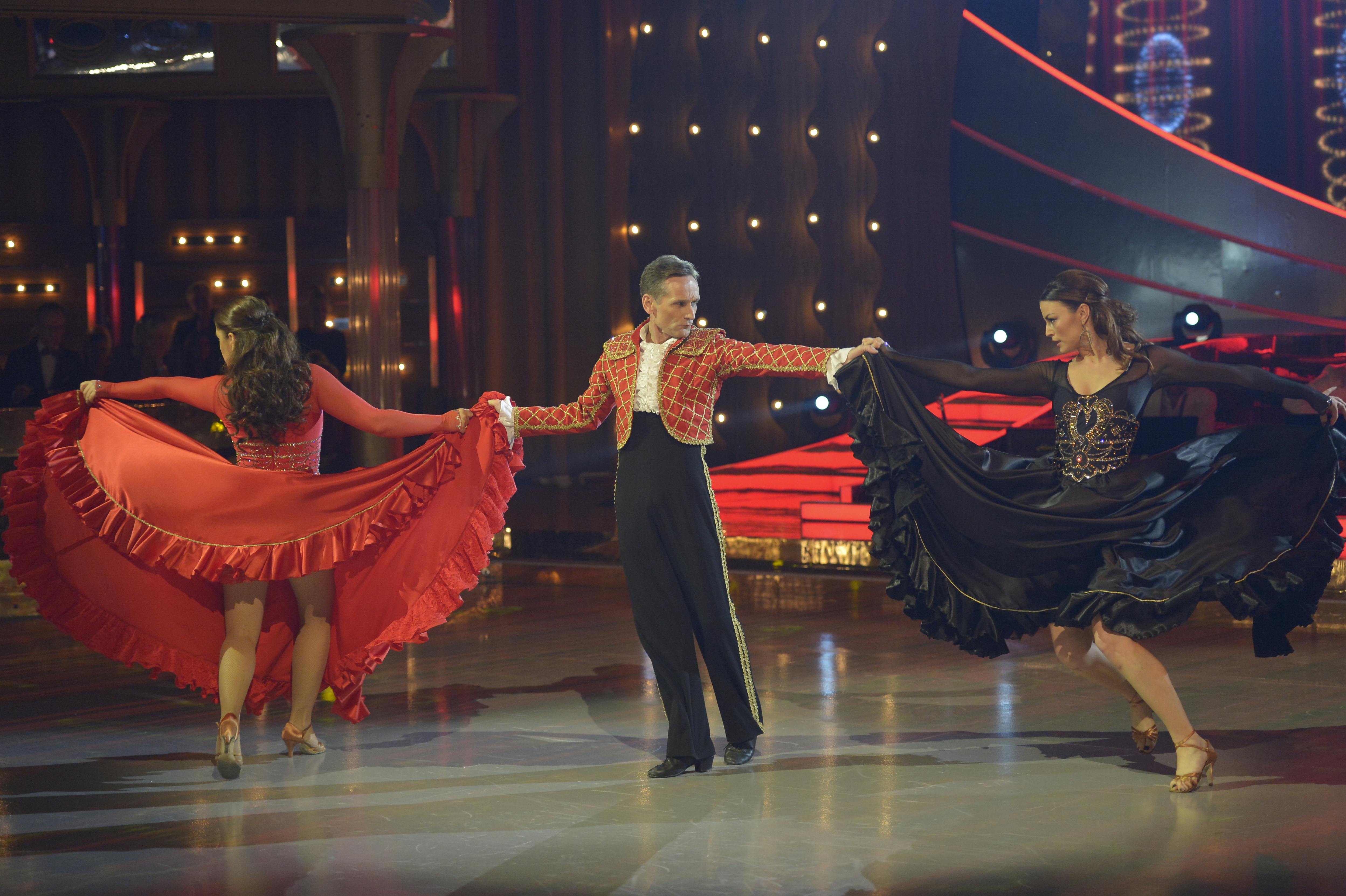 Allan Simonsen med to dansere