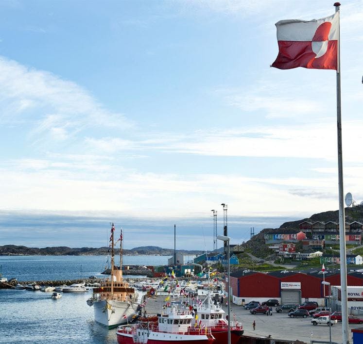 Grønlandsk flag hejst ved havnen i Nuuk, hvor kongeskibet ligger for anker. 