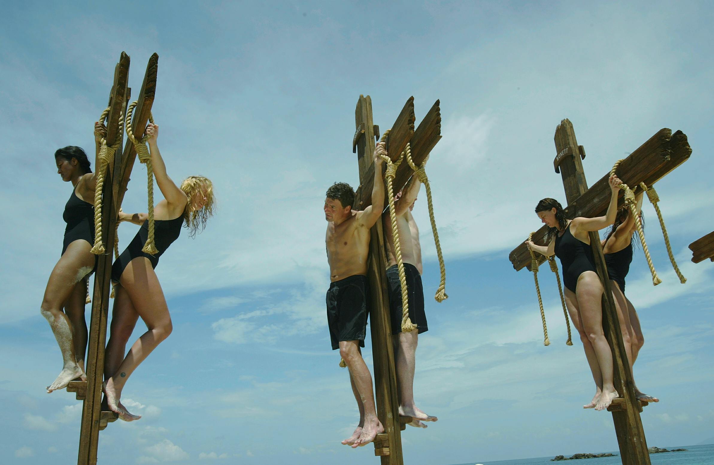 Deltagerne i 'Robinson Ekspeditionen' står korsfæstet som en del af programmet