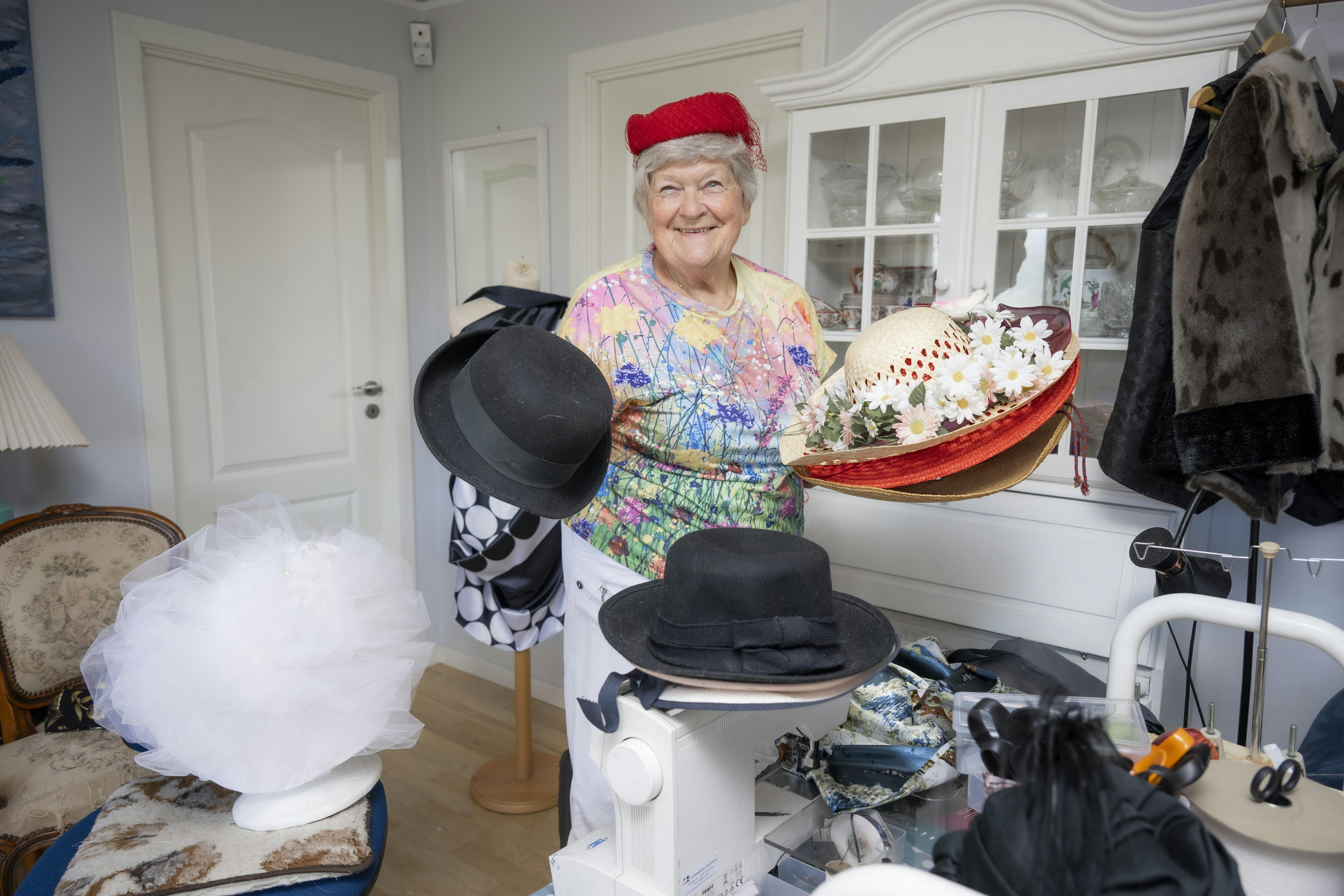 Lissy Larsen, der er kostumier på Ganløse Revyen og hos Teatret Gorgerne, fotograferet med nogle af sine herlige hatte.