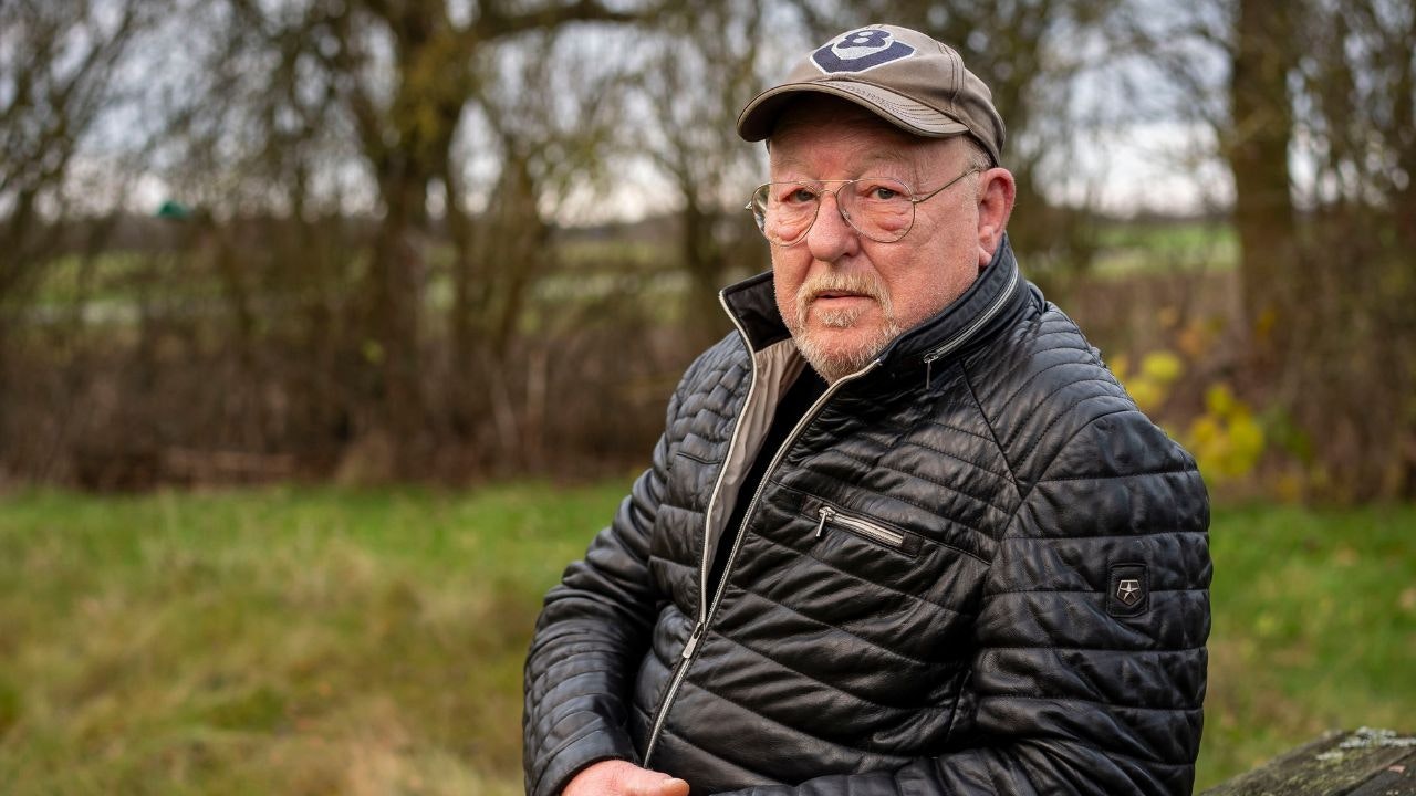 Aage sidder på en bænk i et grønt område