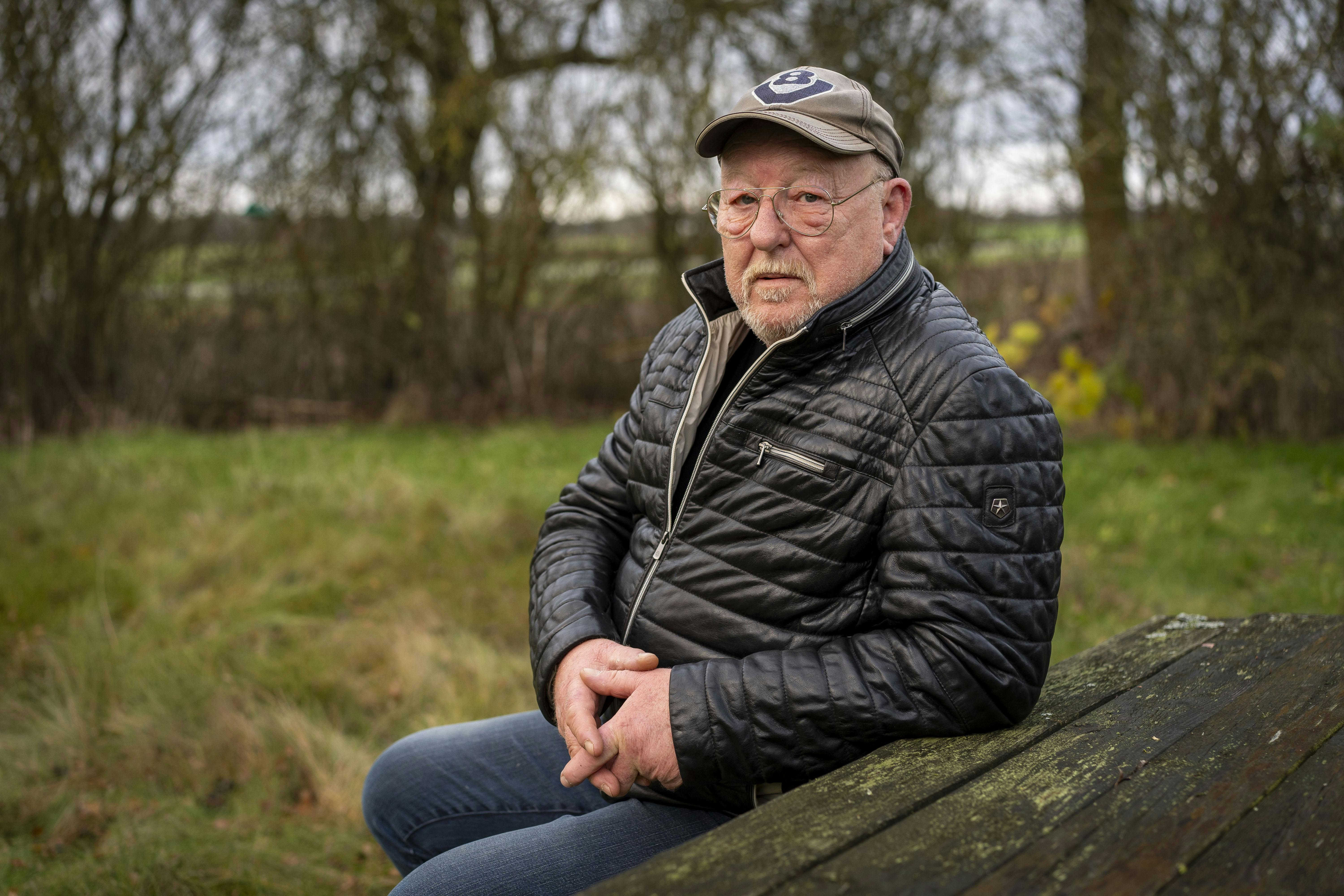 Aage sidder på en bænk i et grønt område