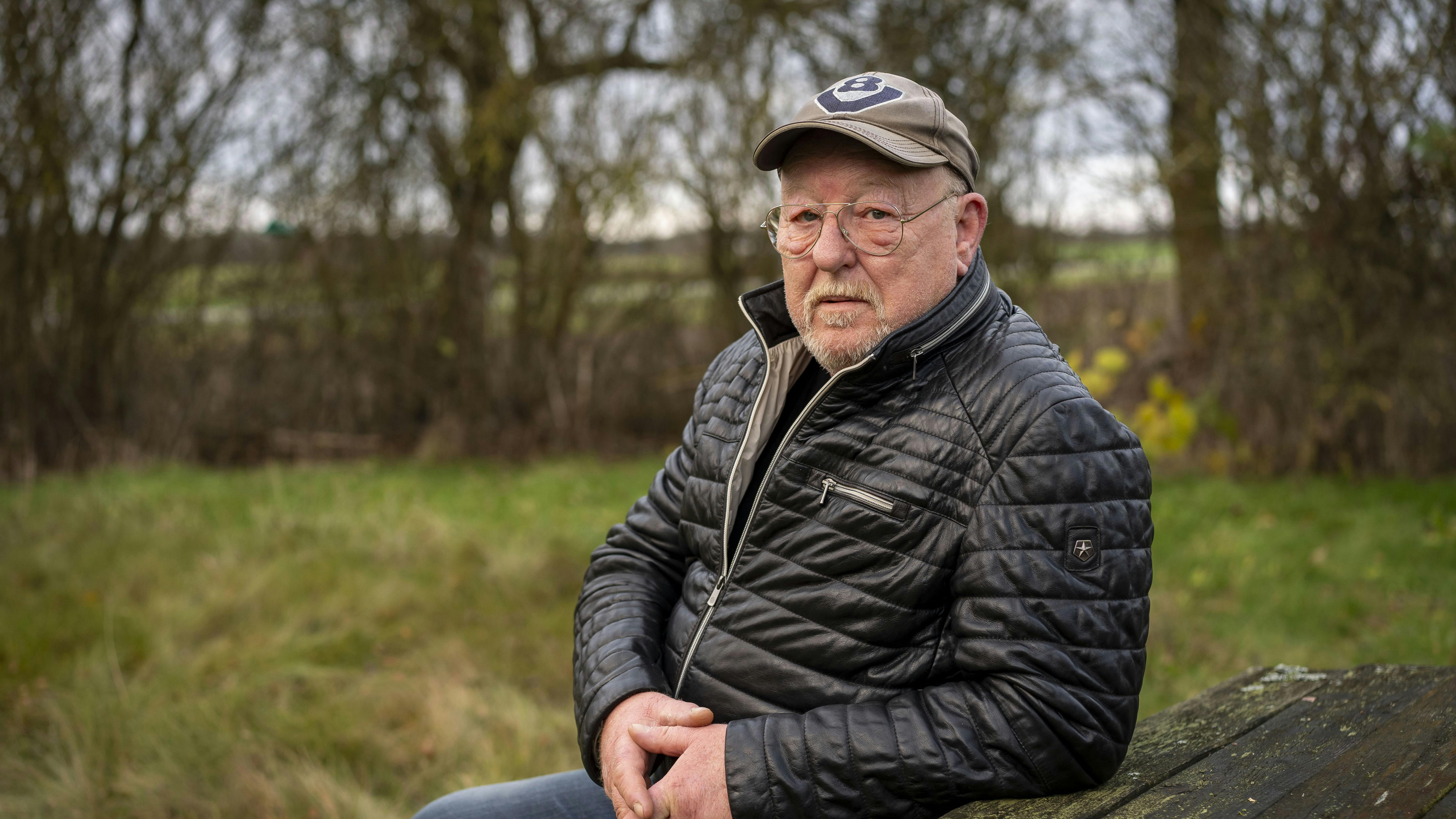 Aage sidder på en bænk i et grønt område