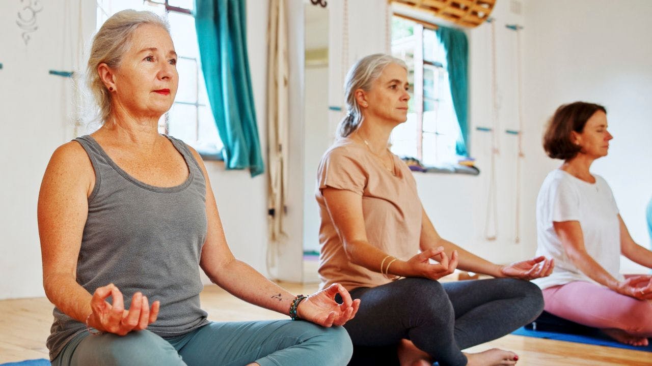 Tre kvinder sidder og mediterer