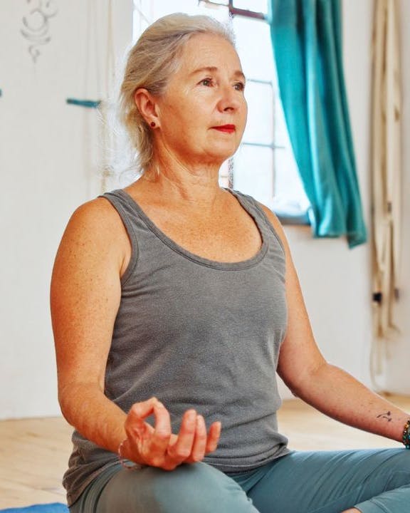 Tre kvinder sidder og mediterer