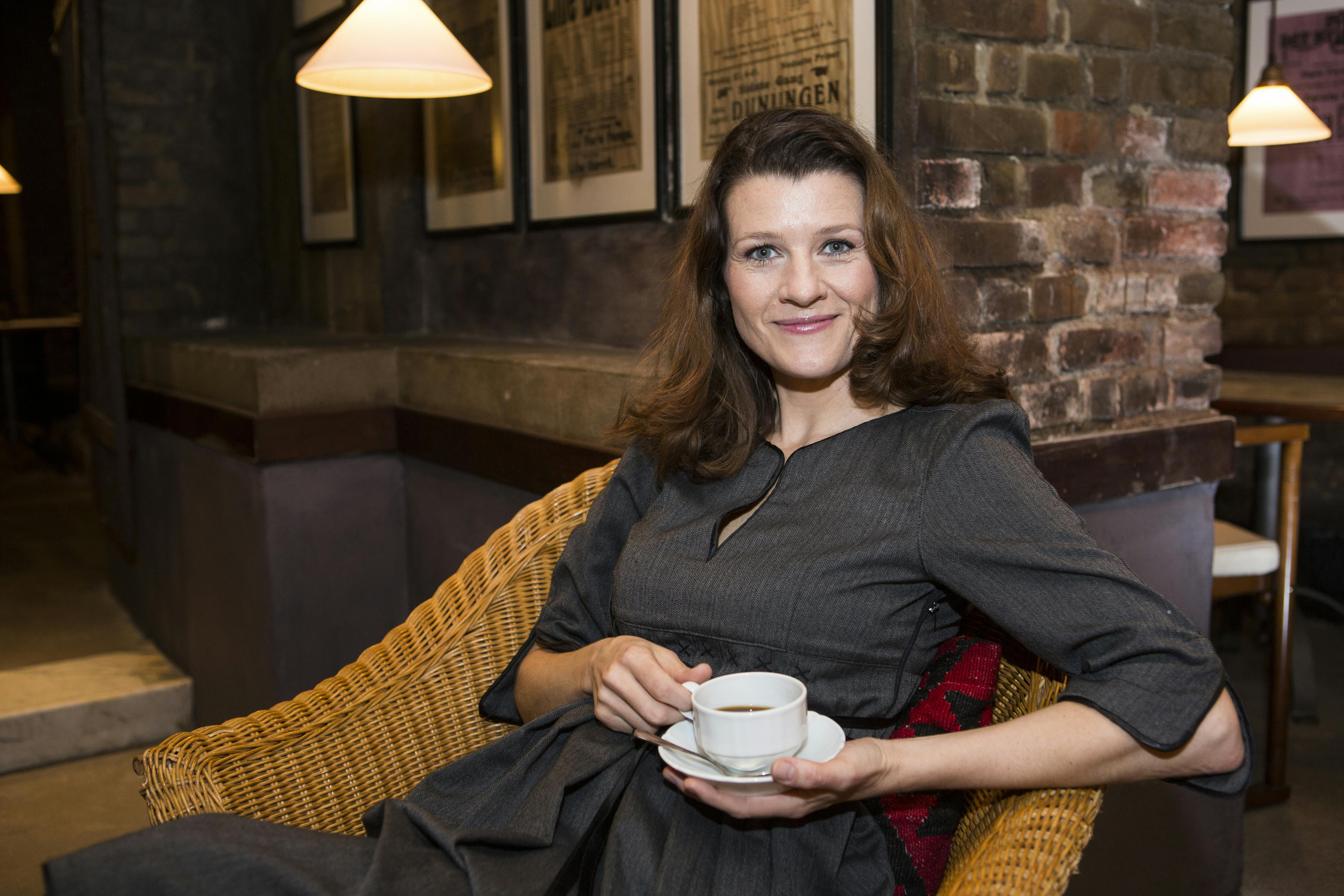 Operasangerinden og musicalstjernen Louise Fribo slapper af med en kop kaffe.