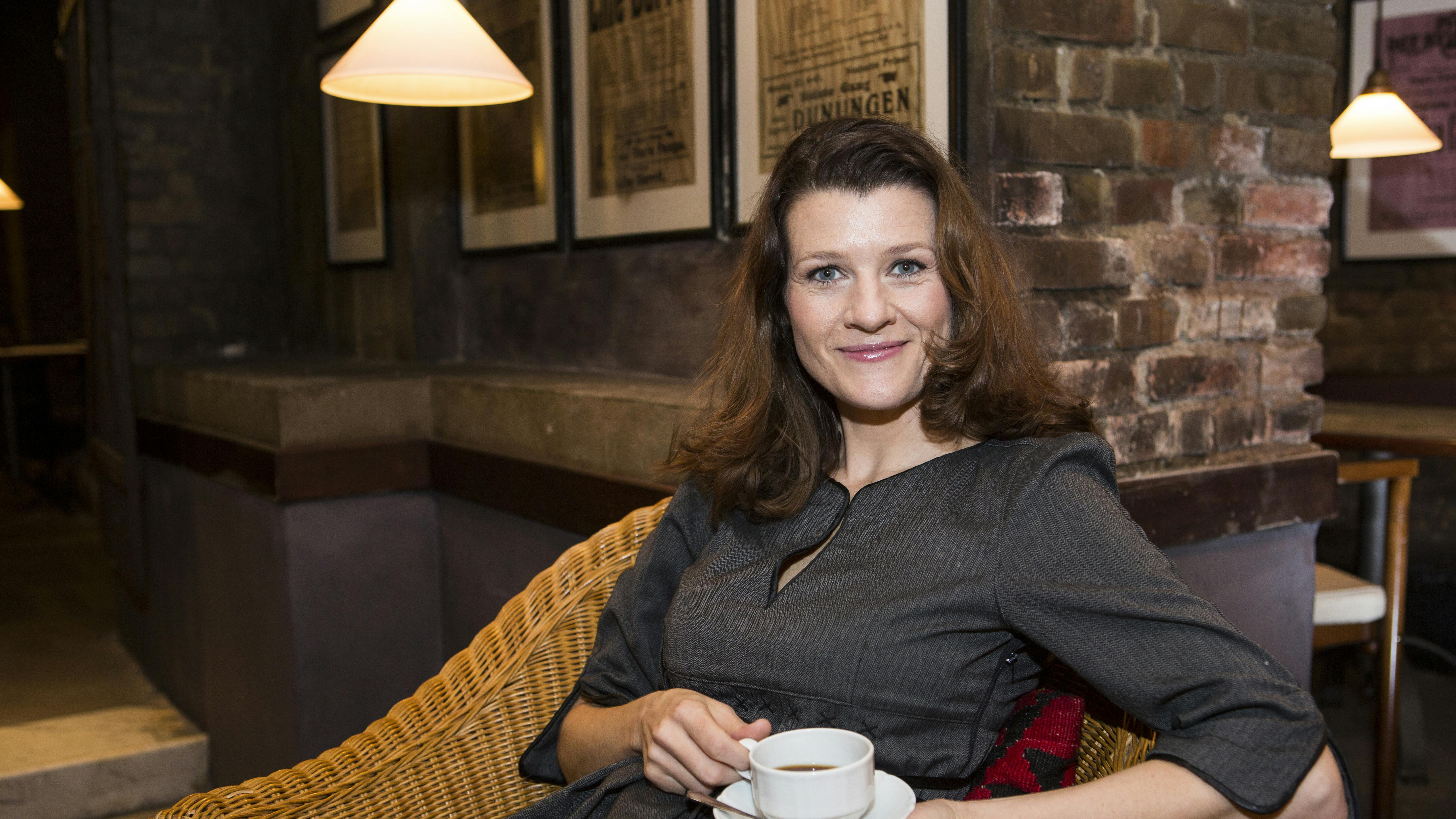 Operasangerinden og musicalstjernen Louise Fribo slapper af med en kop kaffe.