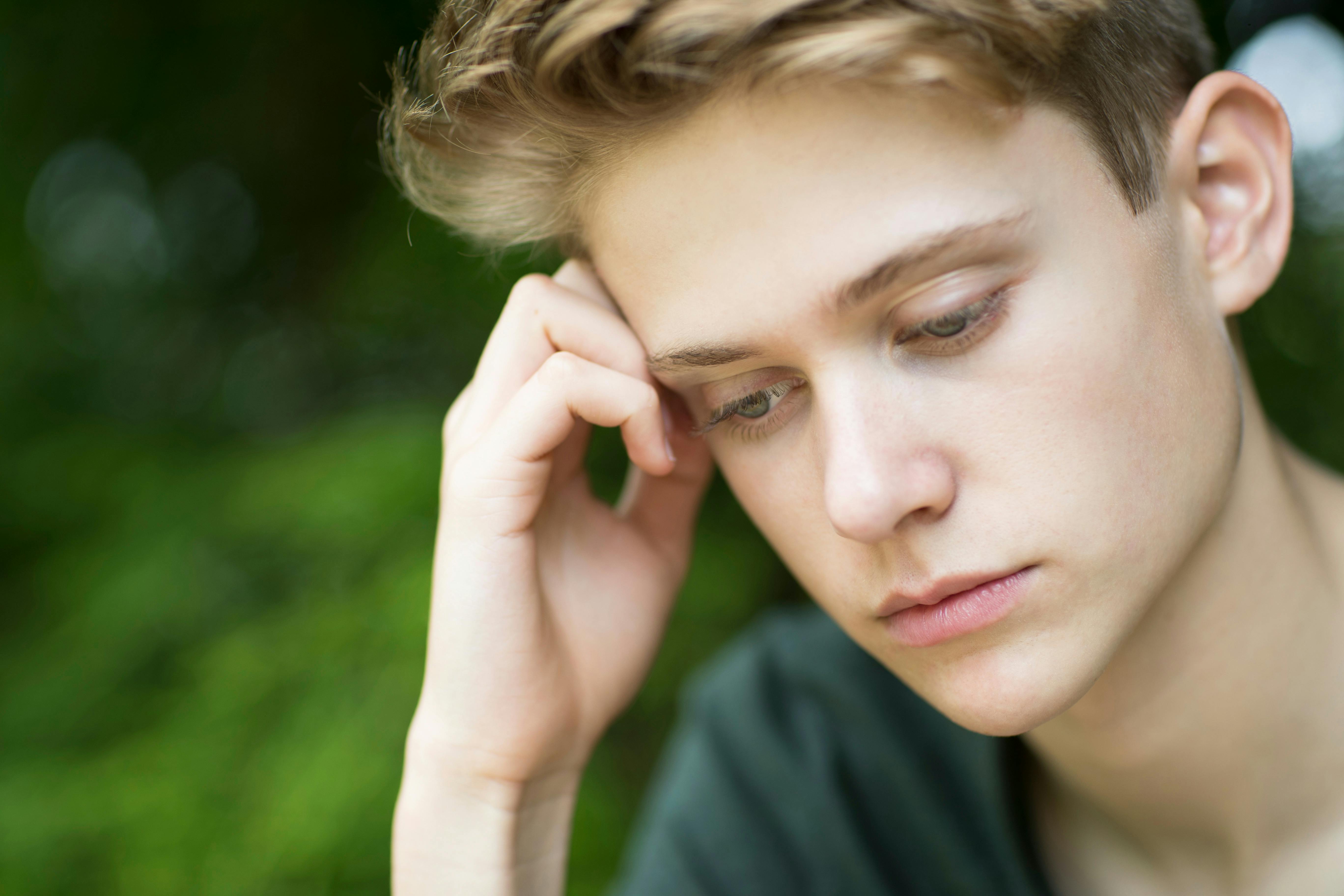 Teenage-dreng, der ser trist ud