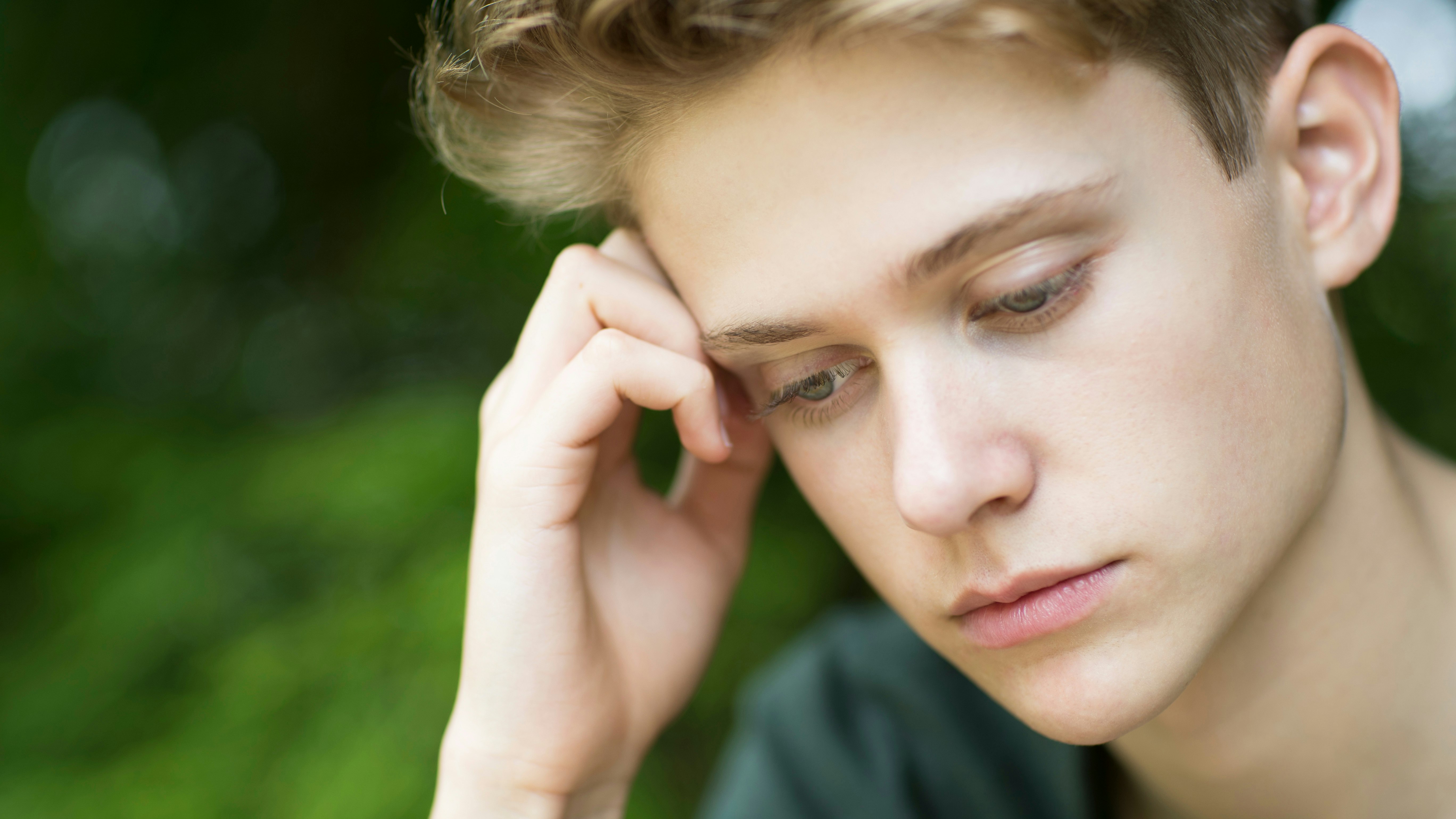 Teenage-dreng, der ser trist ud