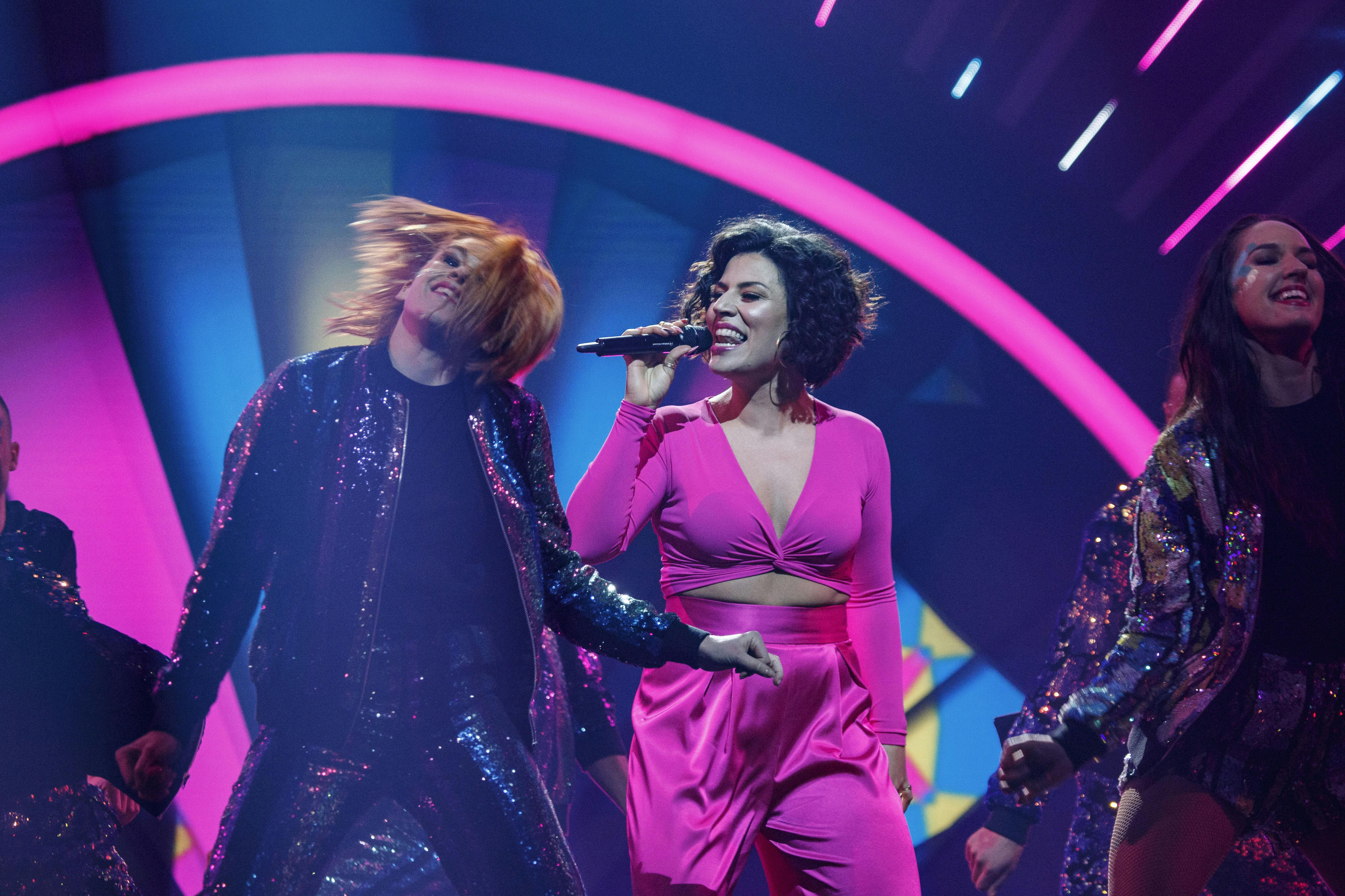 Jasmin Gabay på scenen som solist i Dansk Melodi Grand Prix 2019.