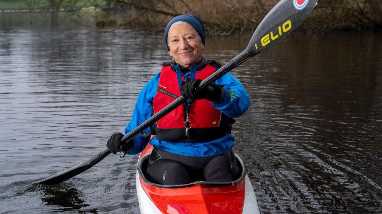 Kvinde, der ror i en kajak.