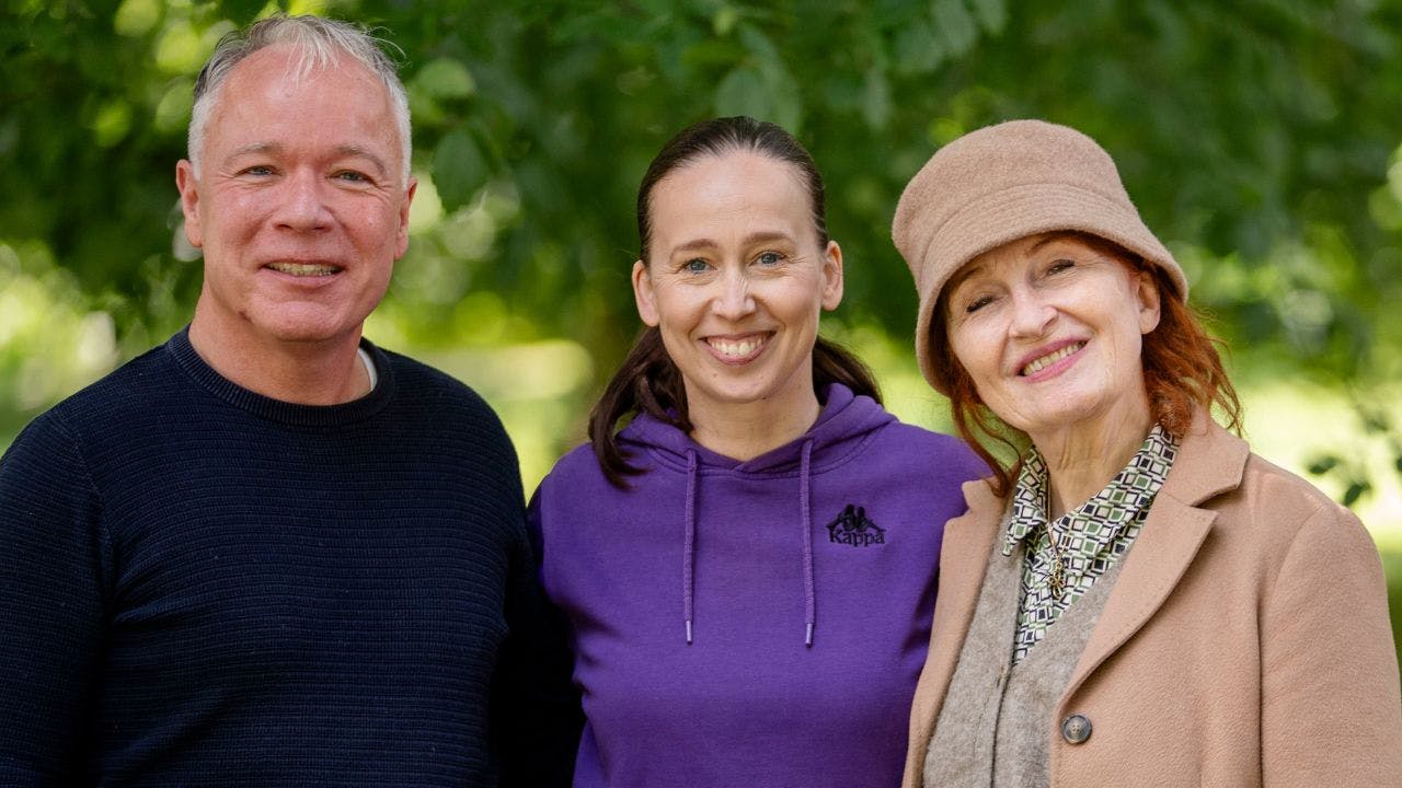 Skuespillerne Bodil Jørgensen og Merete Mærkedahl fra Cirkusrevyen med forfatter og journalist Peter Engholm.