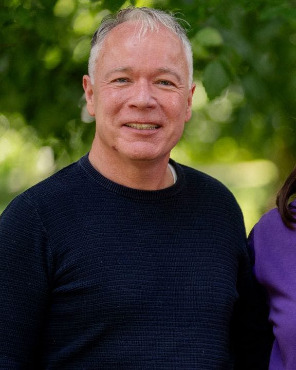 Skuespillerne Bodil Jørgensen og Merete Mærkedahl fra Cirkusrevyen med forfatter og journalist Peter Engholm.