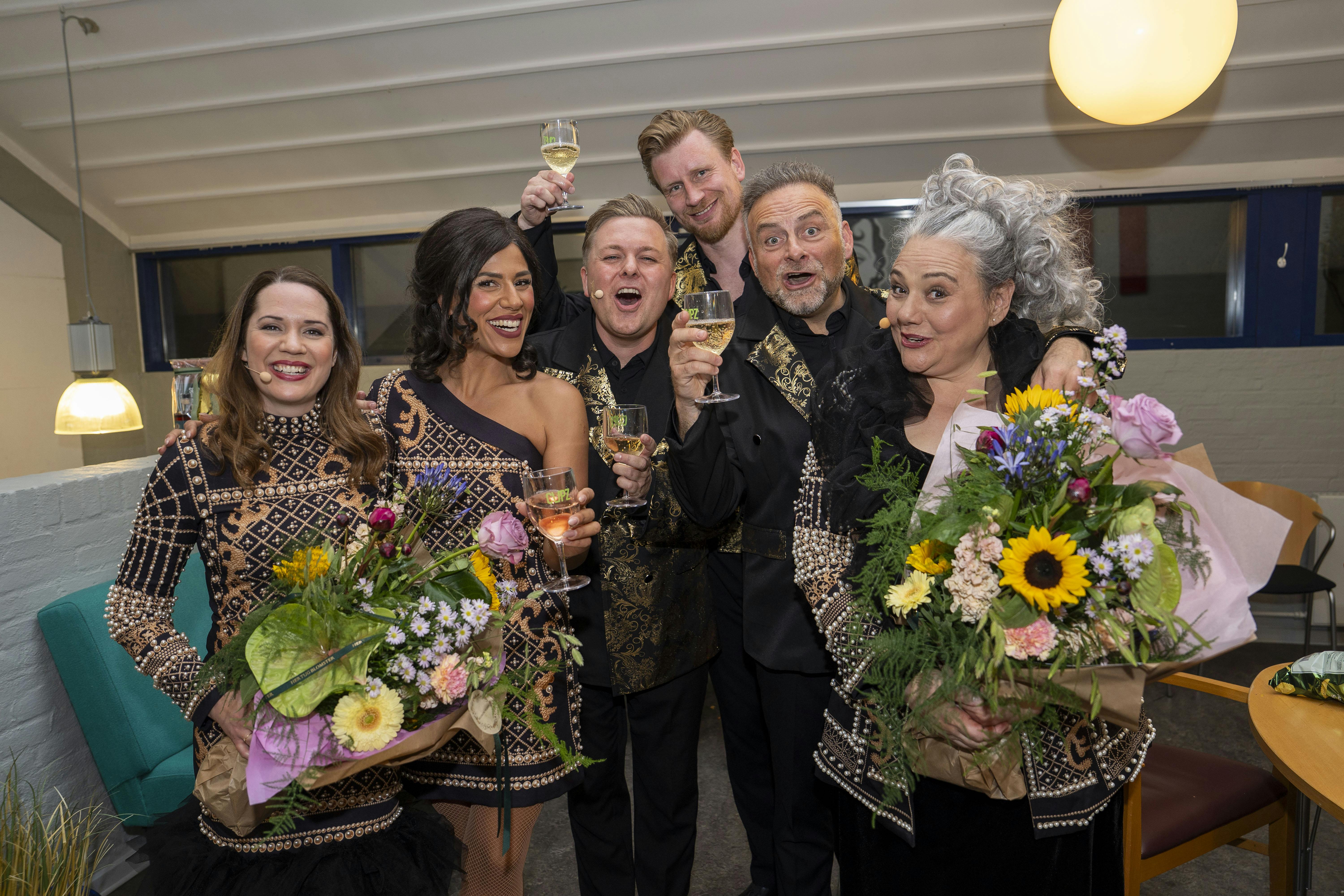 Skuespillerholdet fra Sønderborg Sommer Revy Show anno 2025: Amalie Dollerup, Jasmin Gabay, Anne Herdorf, Jeff Ace Schjerlund, Jesper Lundgaard og Andreas Jebro.