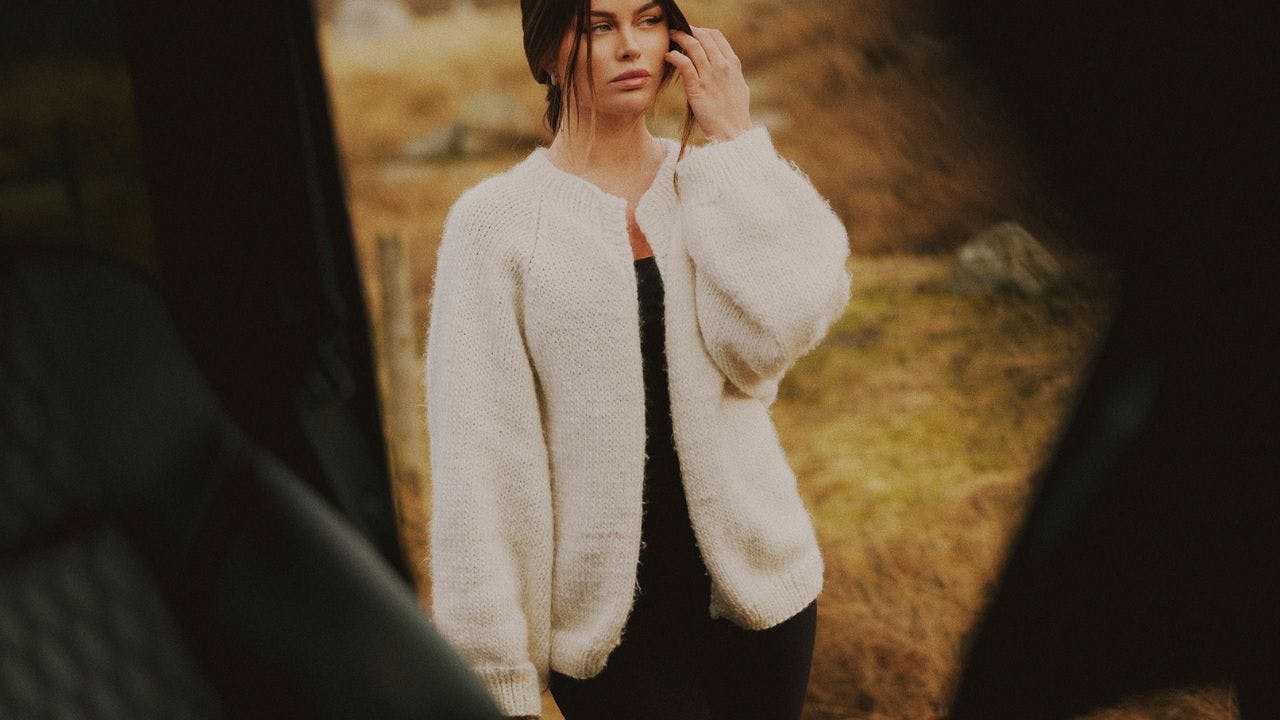 Glatstrikket trøje i hvid.