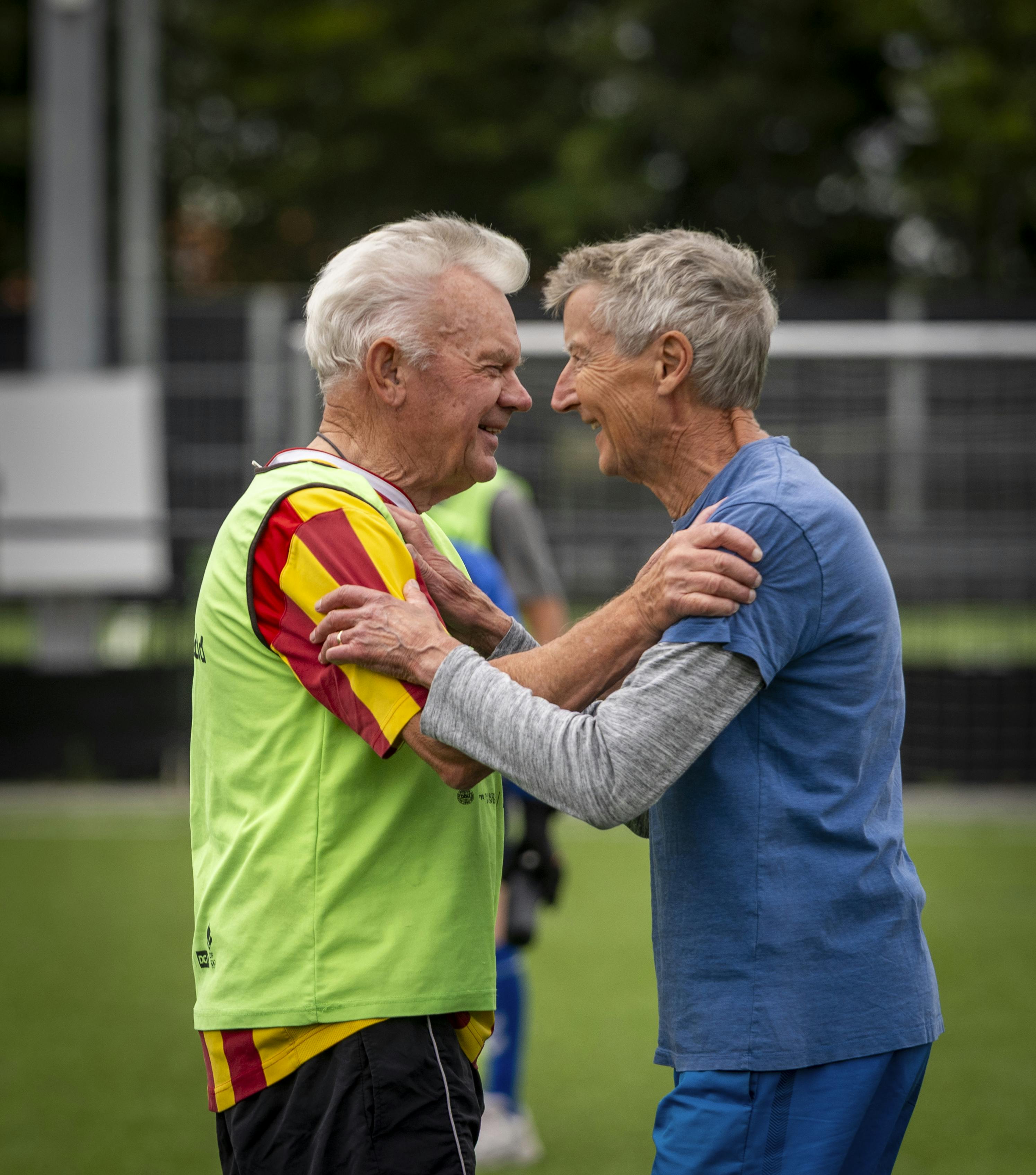 To spillere hilser på hinanden