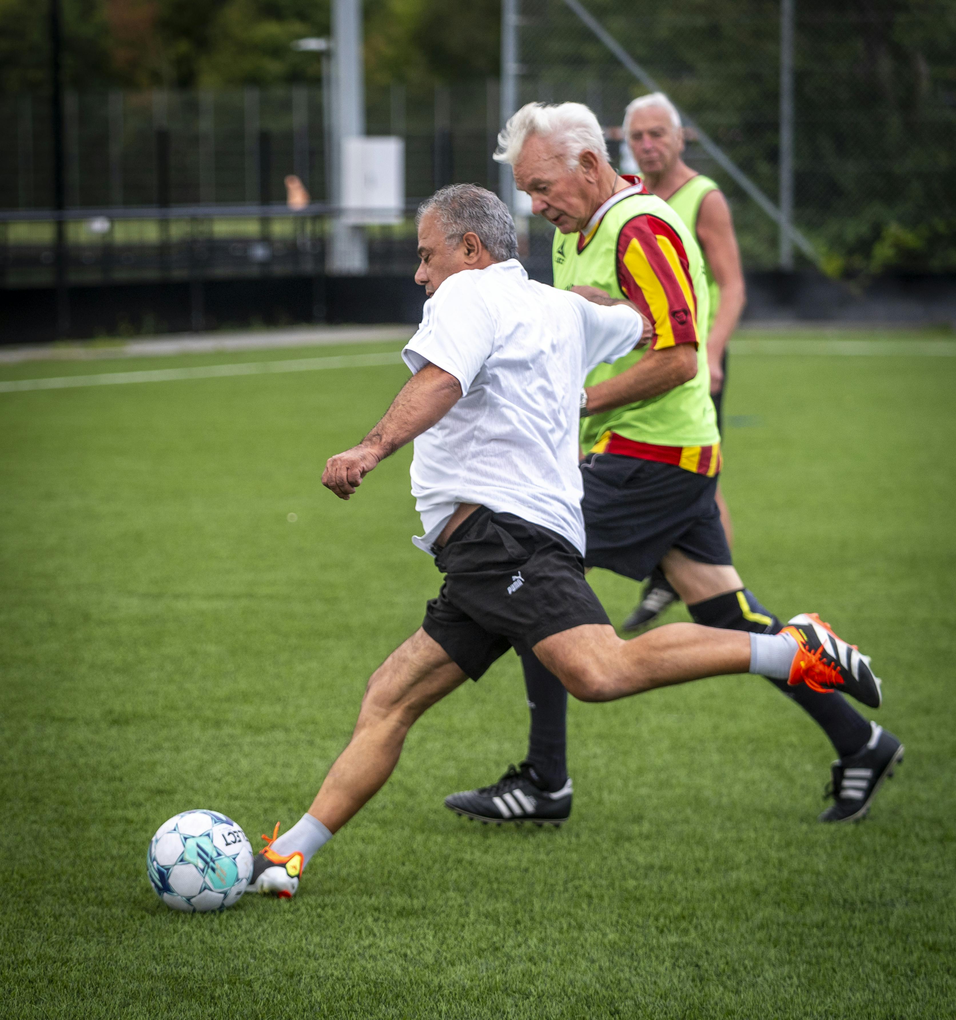 Mand sparker til fodbold.