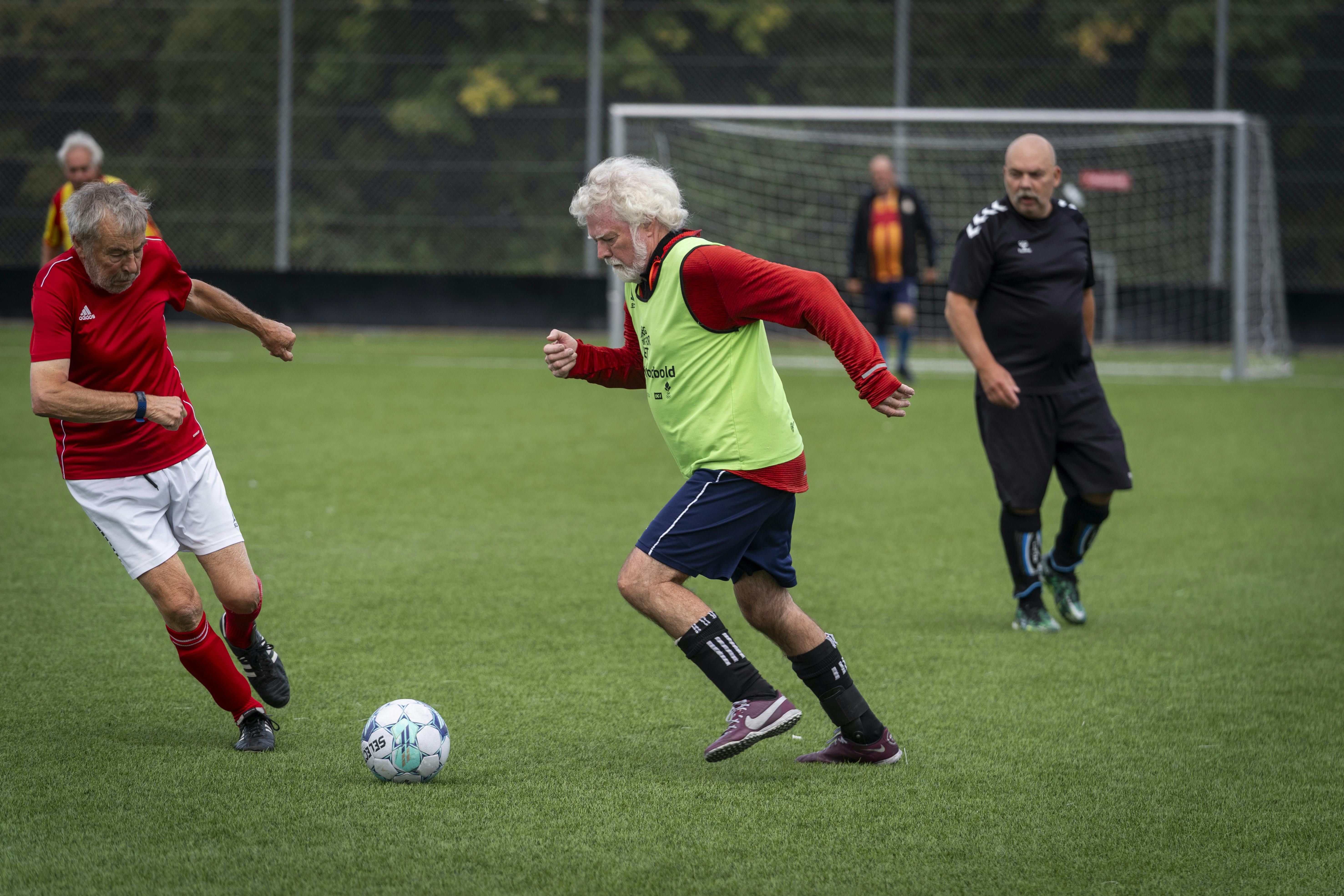 Mænd spiller fodbold