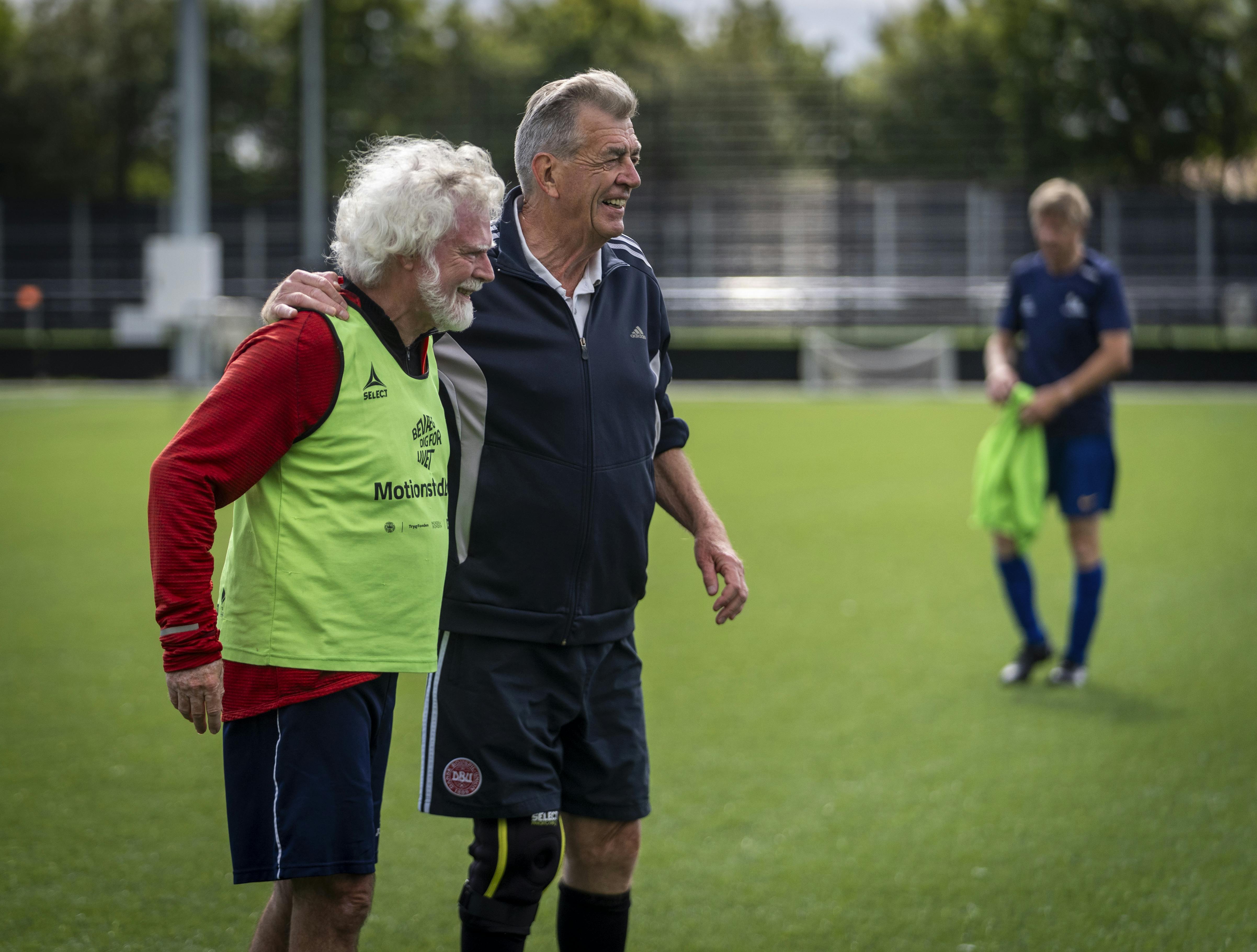 To spillere fra forskellige hold.