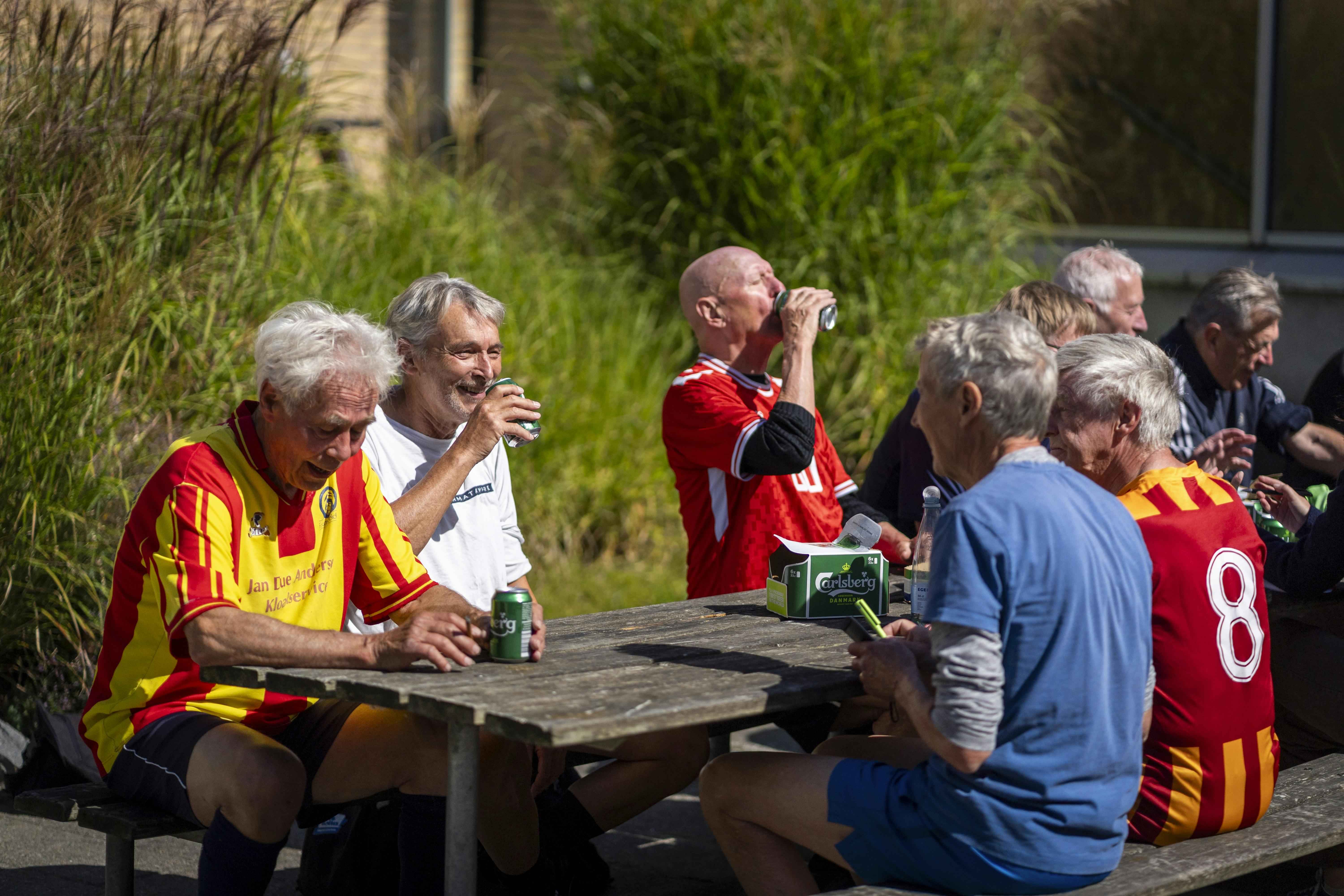 Fodboldspillere drikker øl.