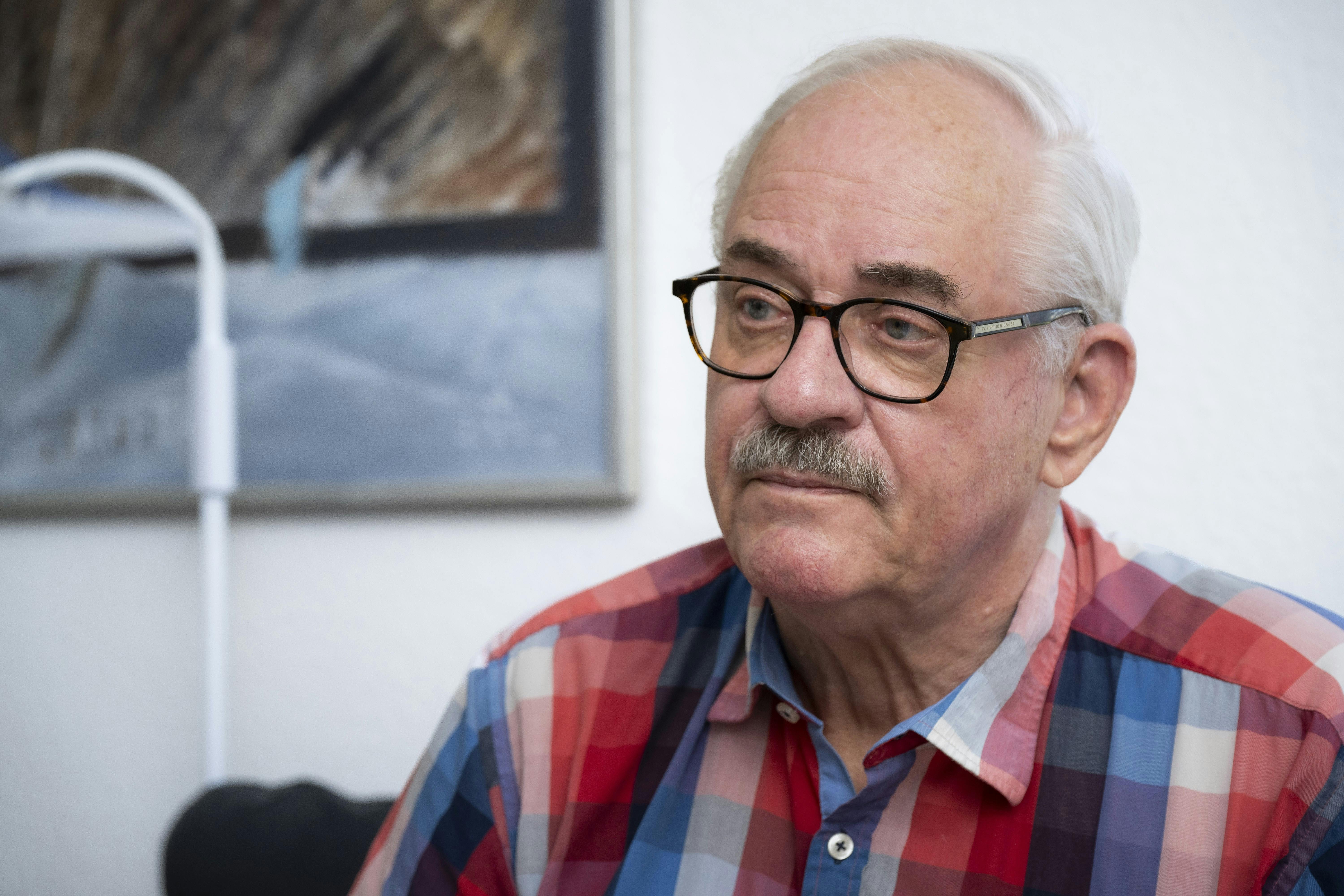 Svenning Ravn, der sidder og taler om deres forhold.