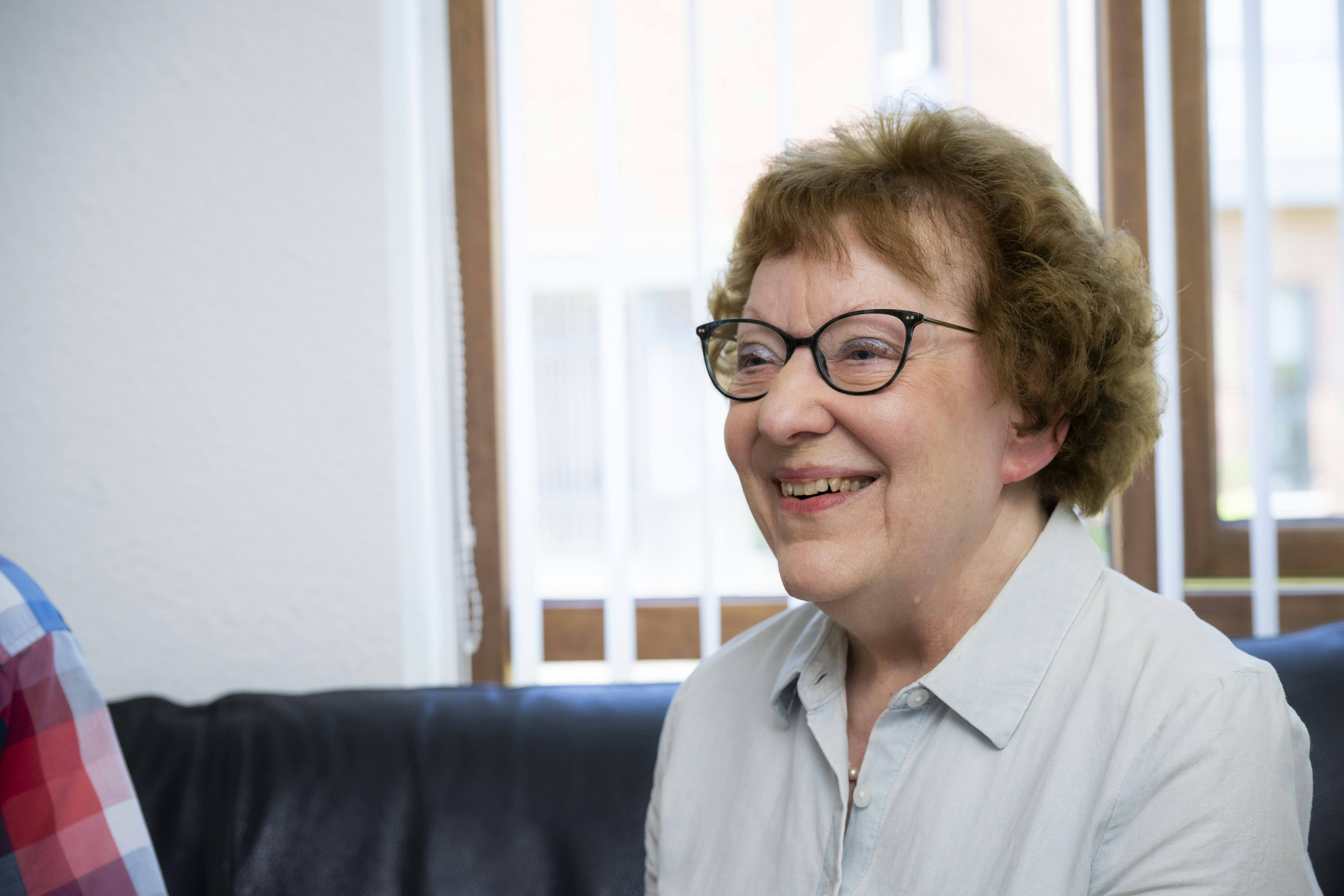 Britta der sidder i en sofa.