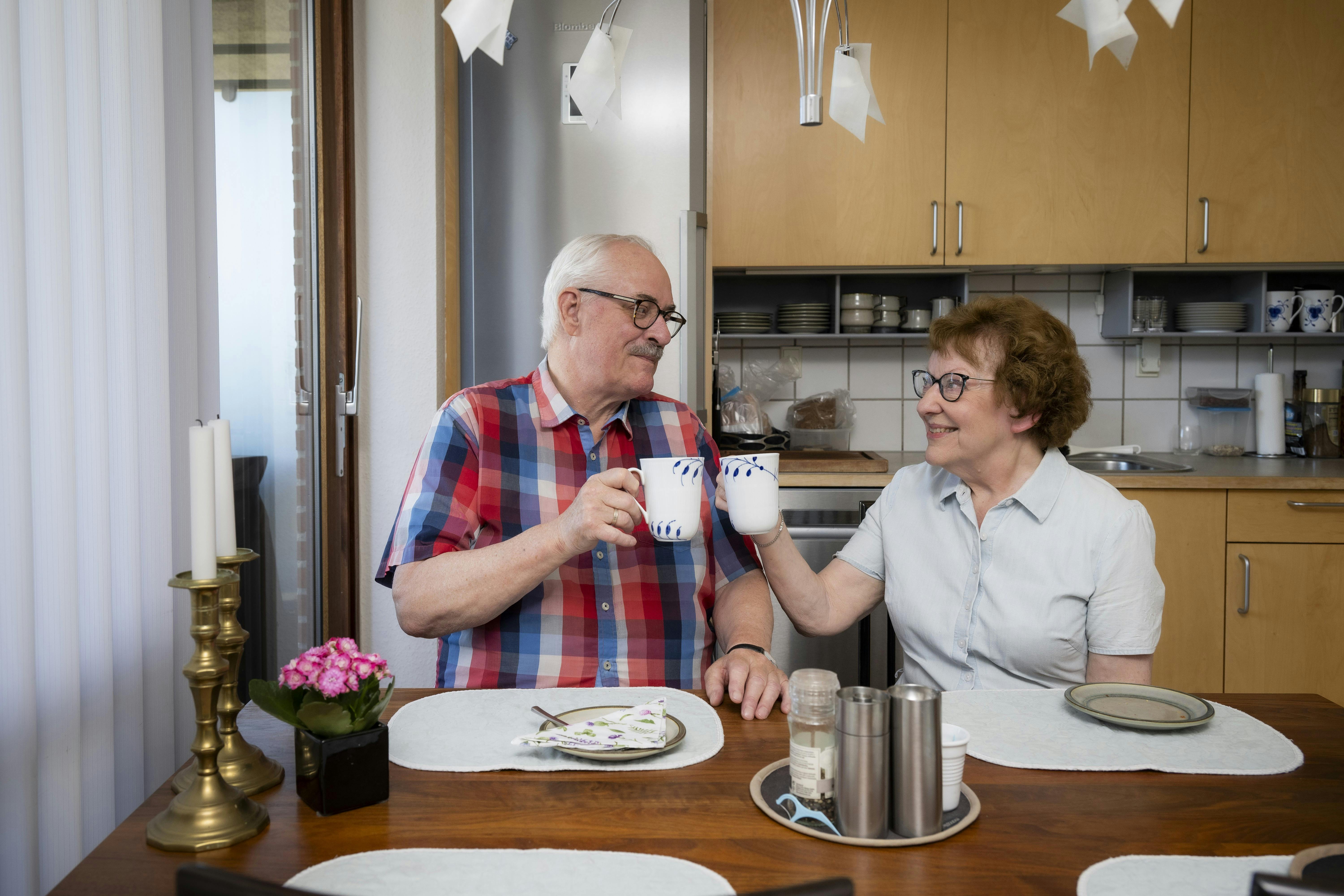 Britta og Svenning Ravn der spiser morgenmad sammen.