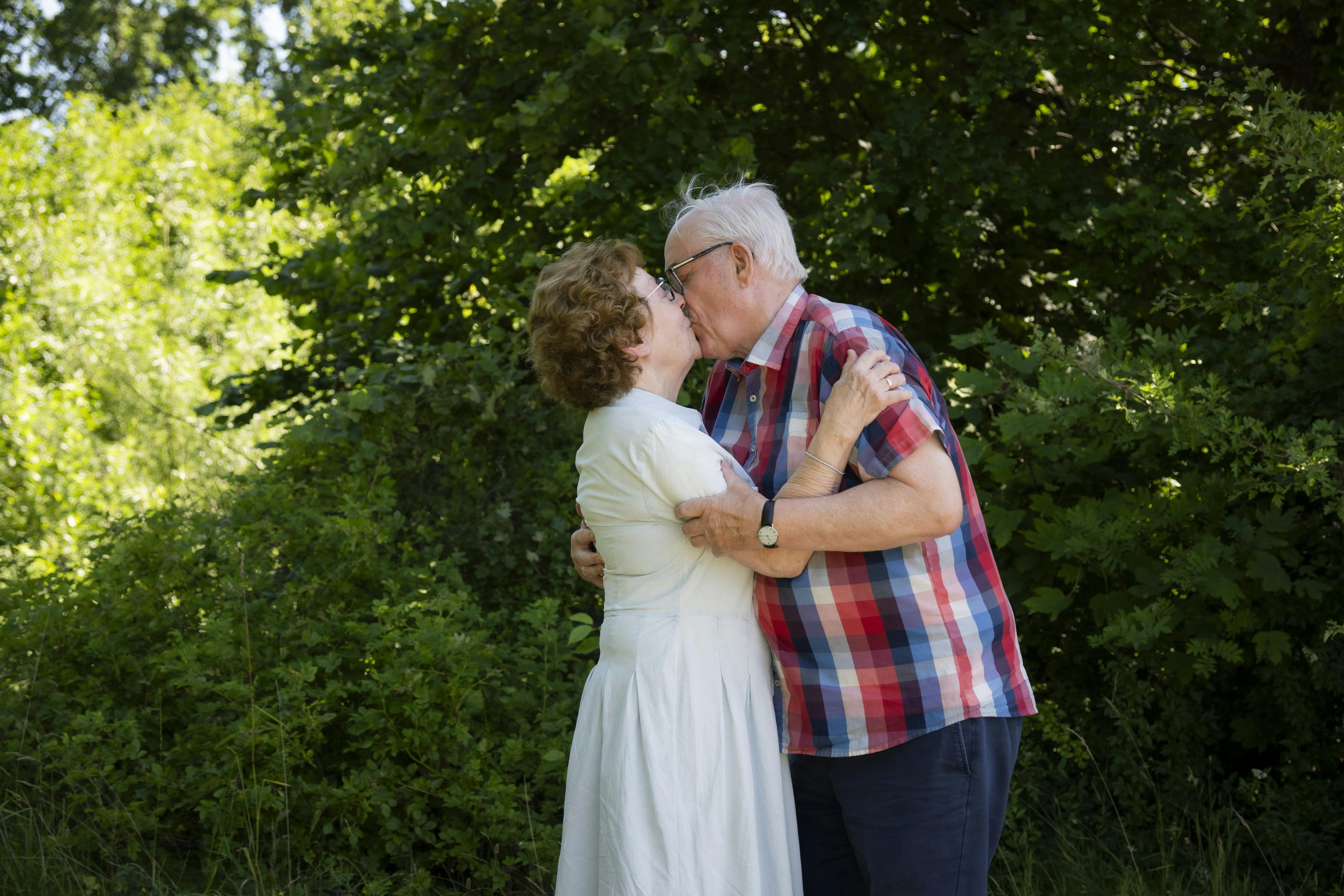 Britta og Svenning Ravn der kysser.