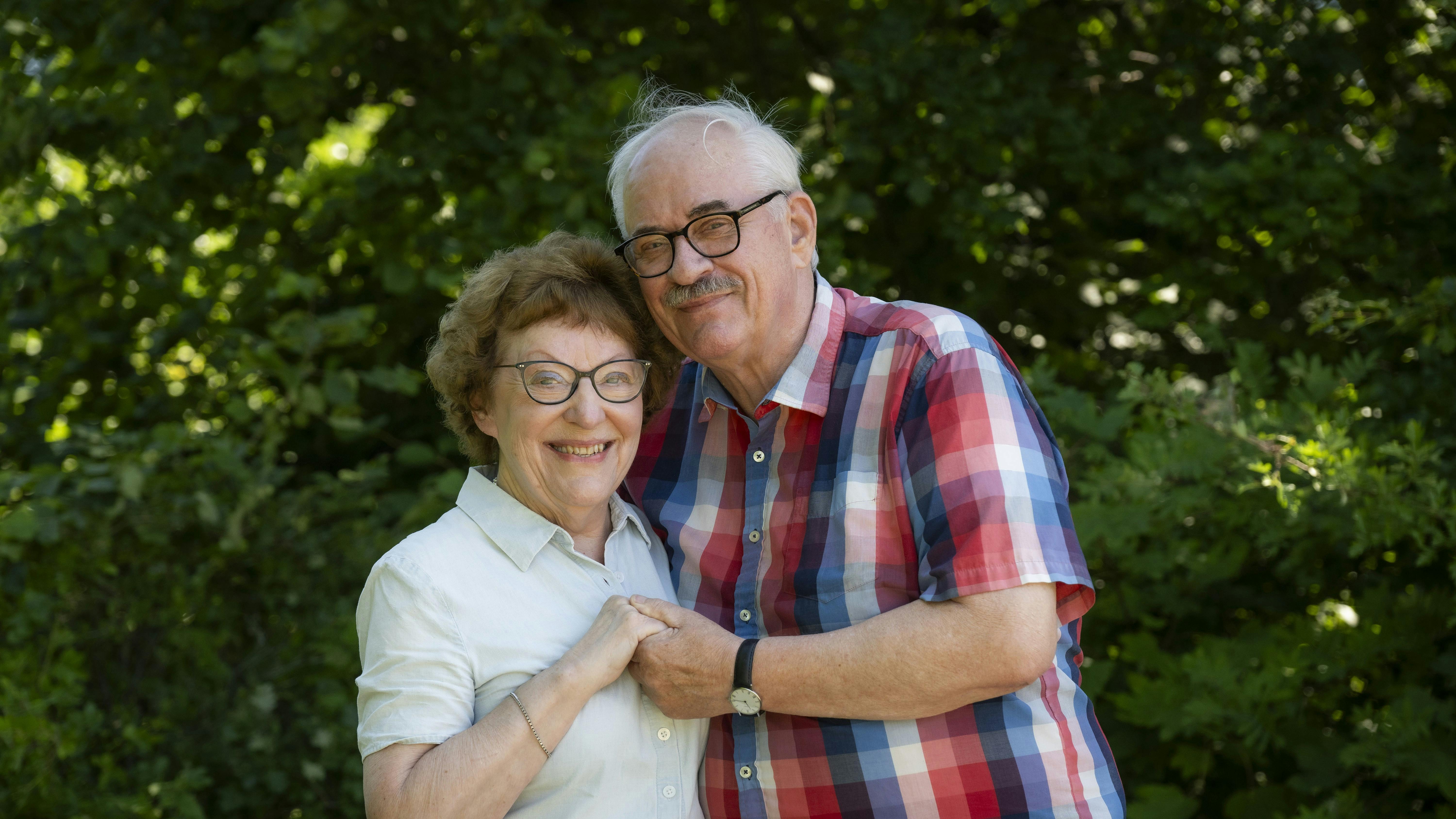 Britta og Svenning Ravn, der holder om hinanden.