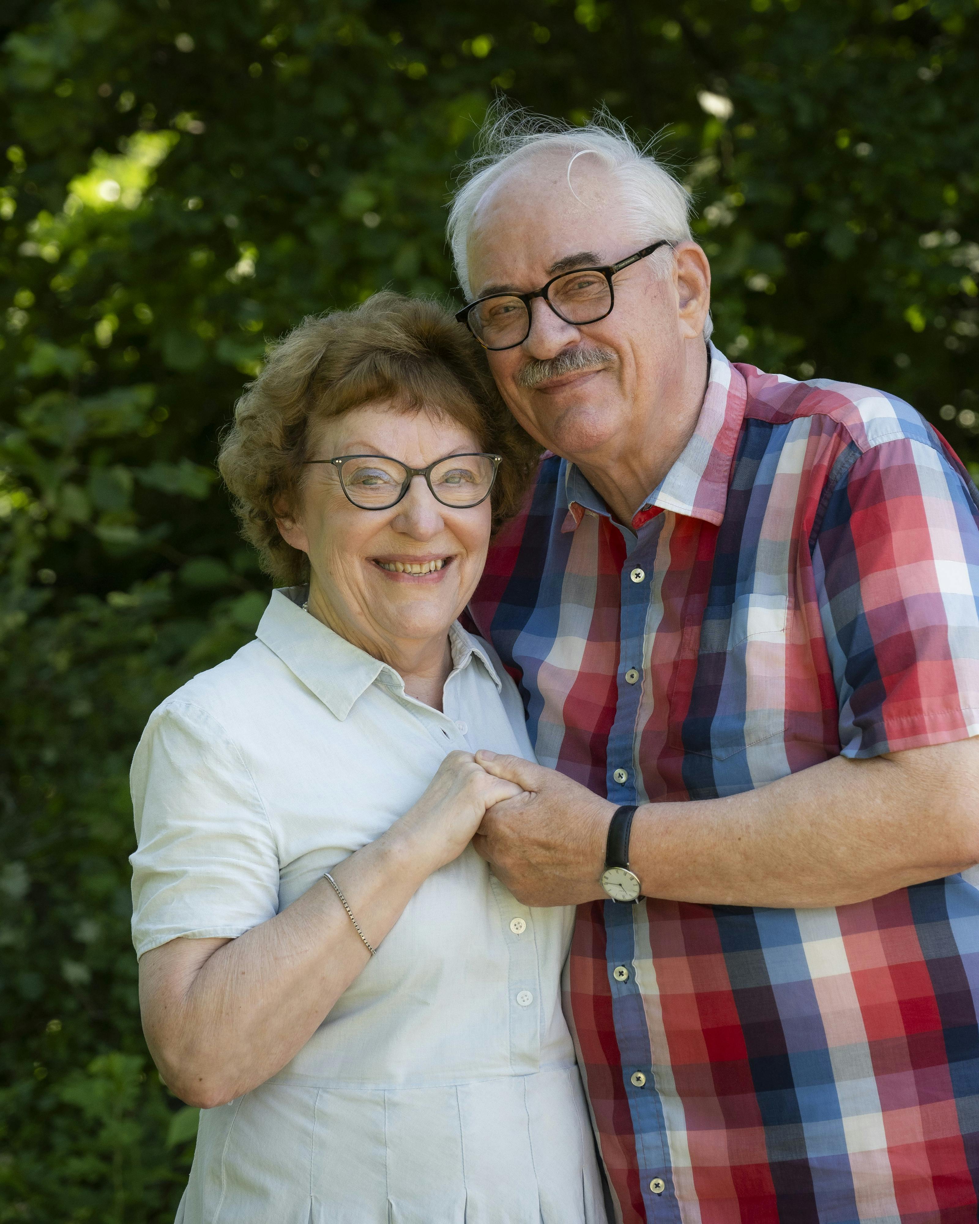 Britta og Svenning Ravn, der holder om hinanden.