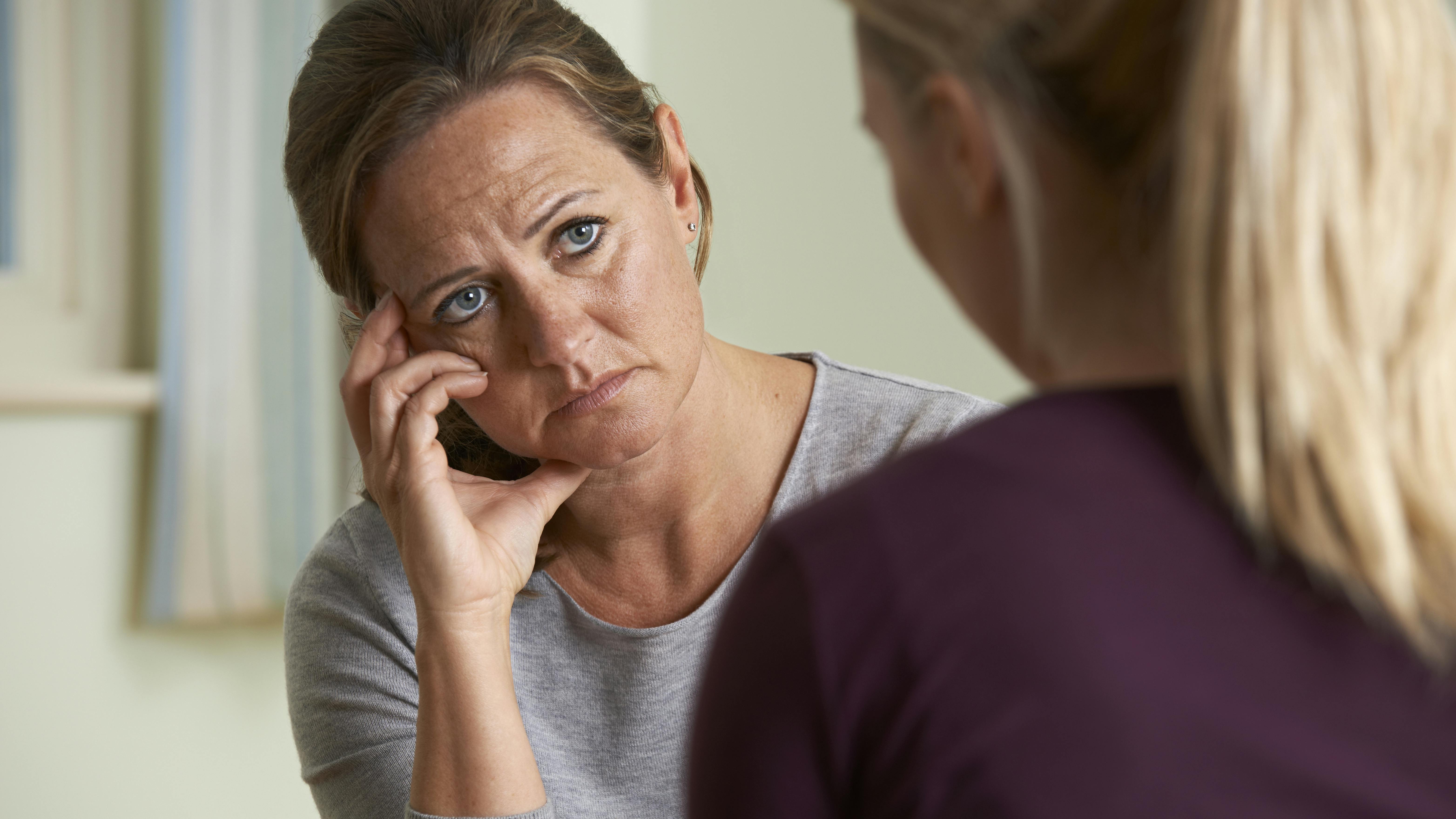 To kvinder der ser alvorligt på hinanden