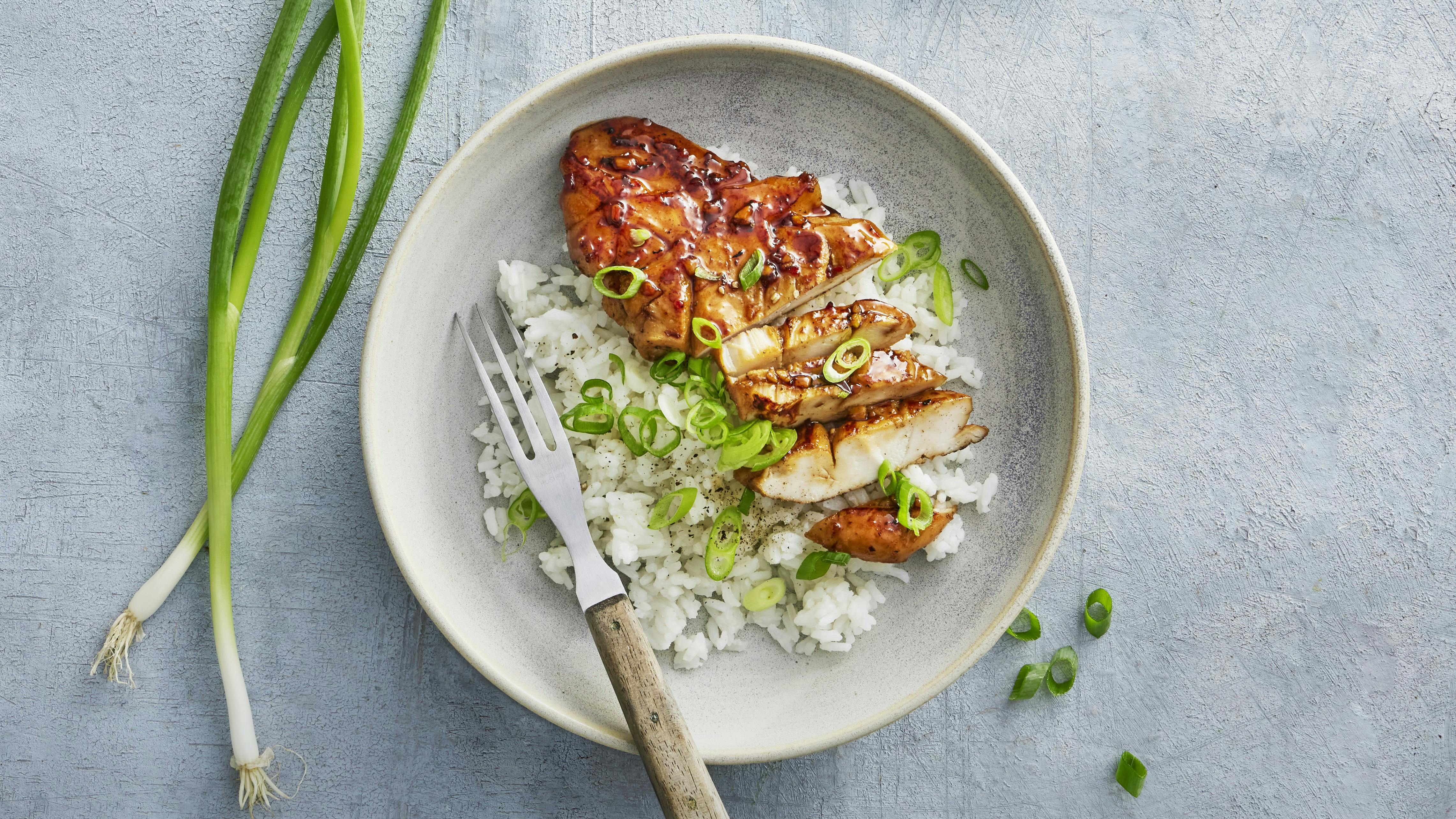 Sojaglaseret kylling med forårsløg