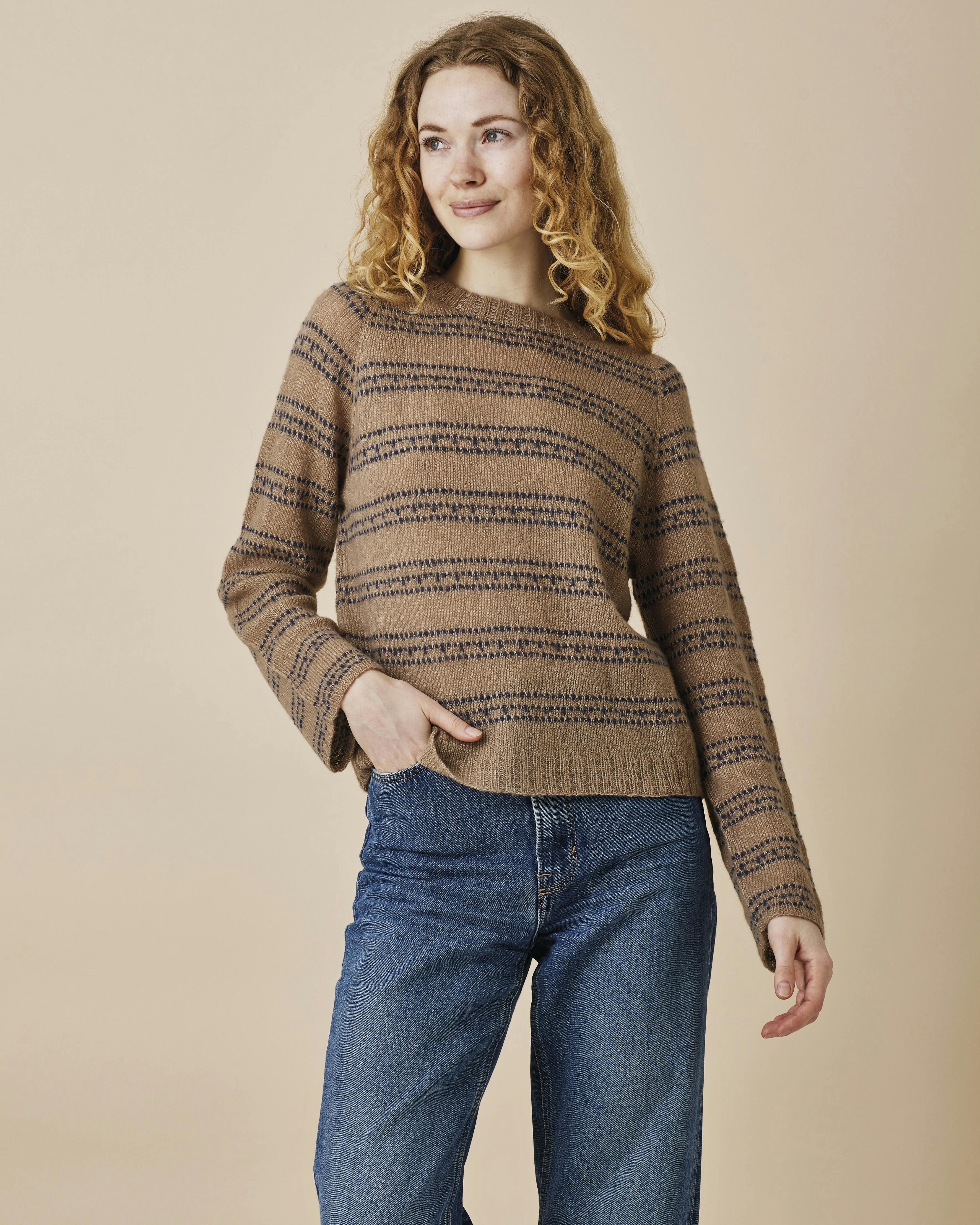 Strikbluse med løftede masker