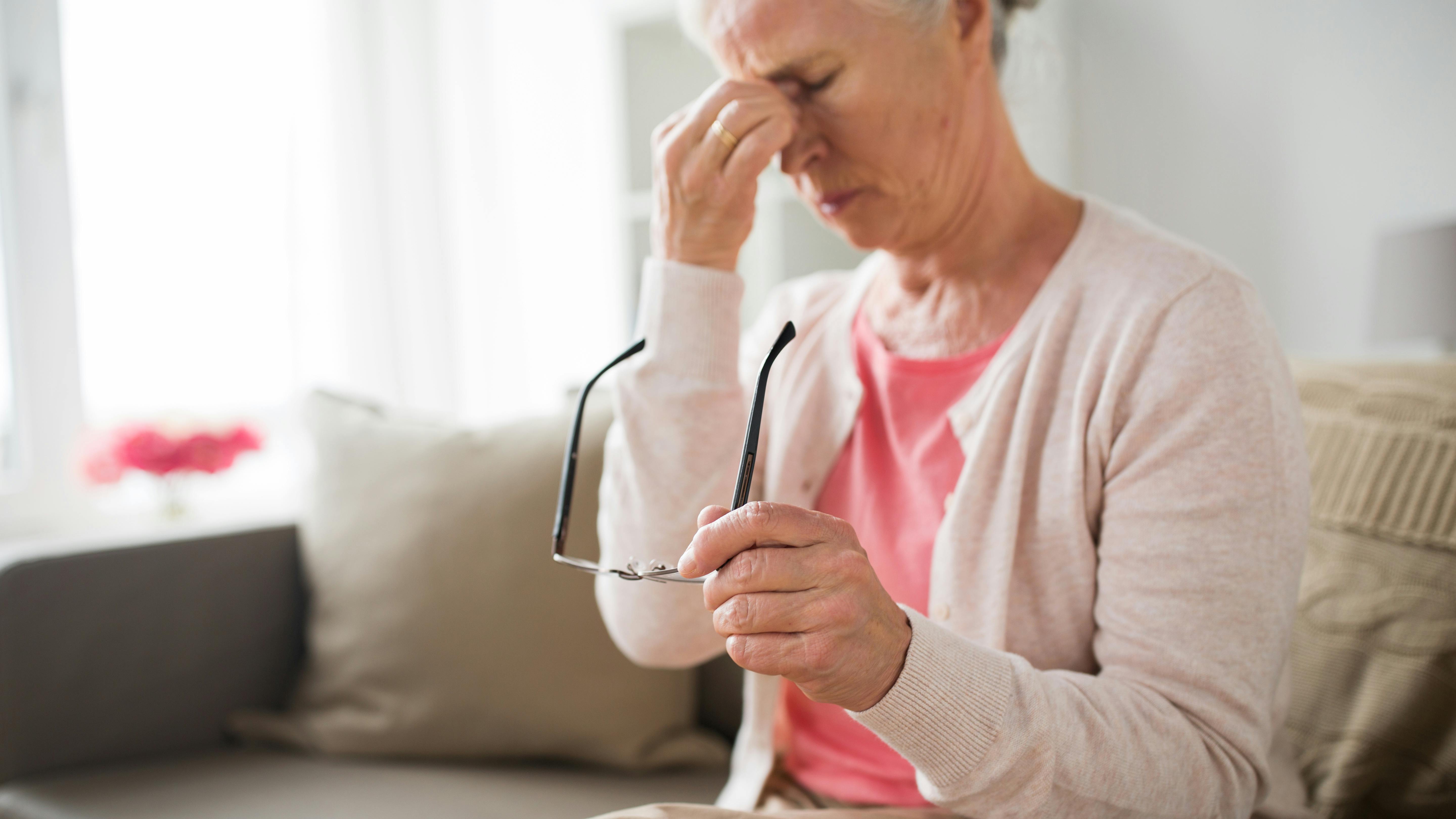 Ældre kvinde med tørre øjne