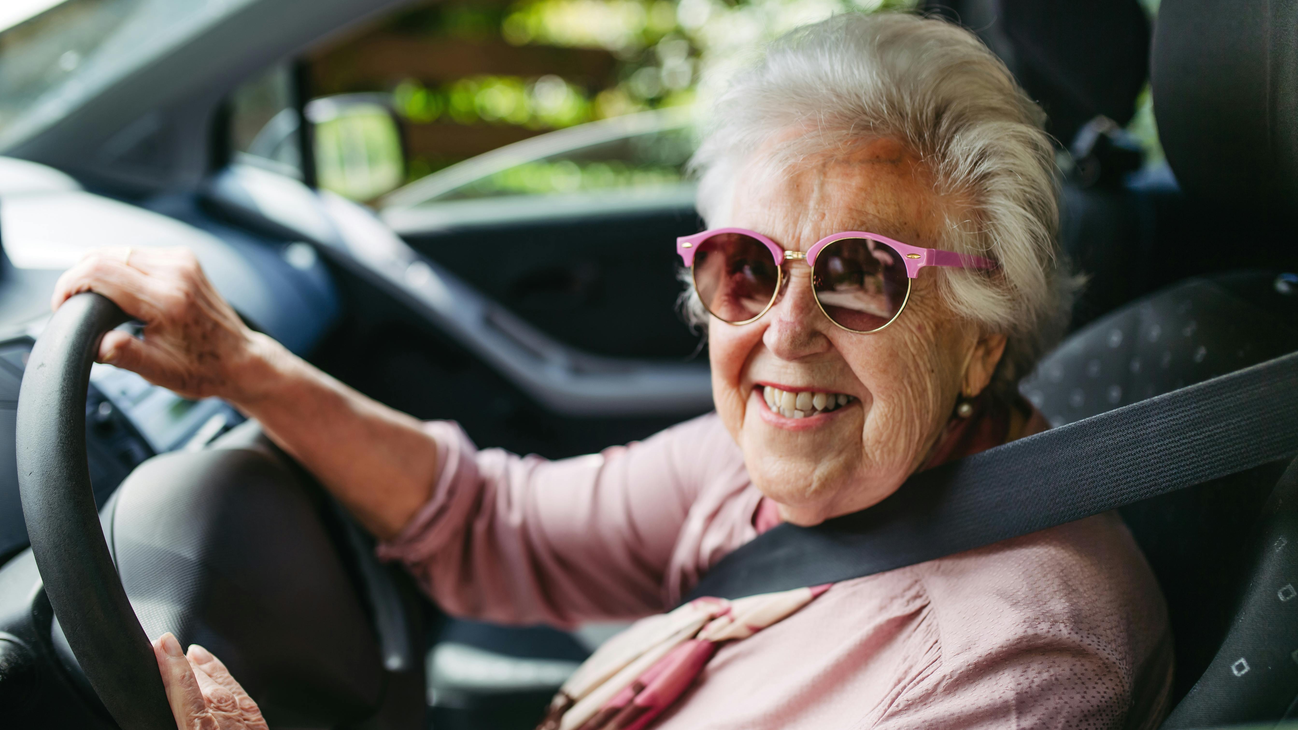 Ældre kvinde kører bil