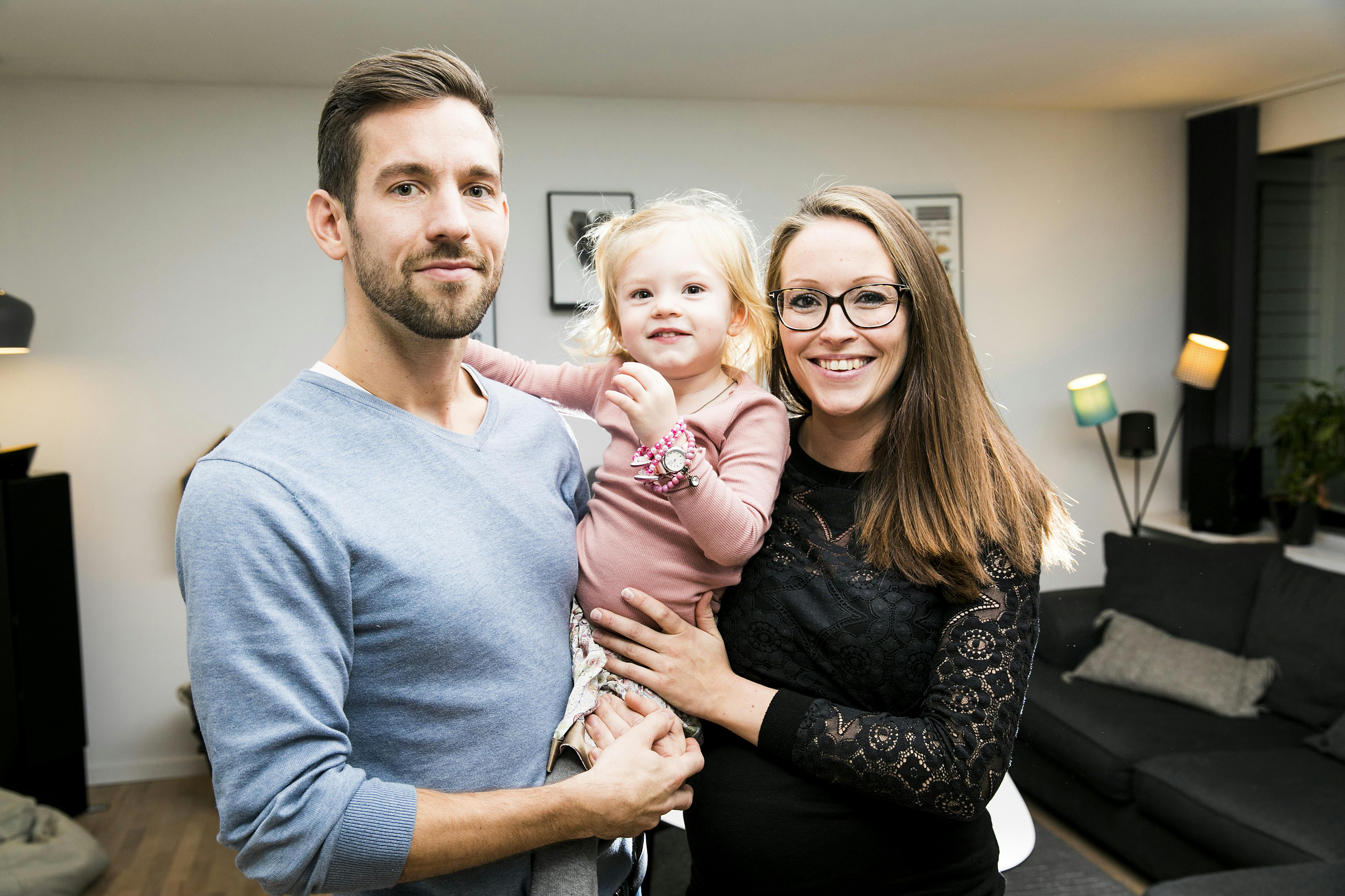 Far reddede sin datters liv. Enya var kun to år, da hendes lille hjerte pludselig holdt op med at slå. Heldigvis kunne hendes far, Laurids Bjørnshauge give hjertemassage. Moren hedder Trine Bonne Bjørnshauge.