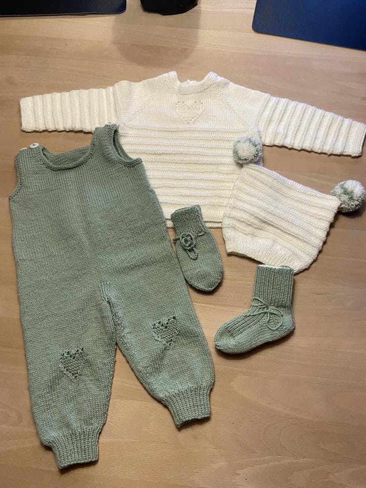 Babysæt med sparkedragt, bluse, hue og strømper