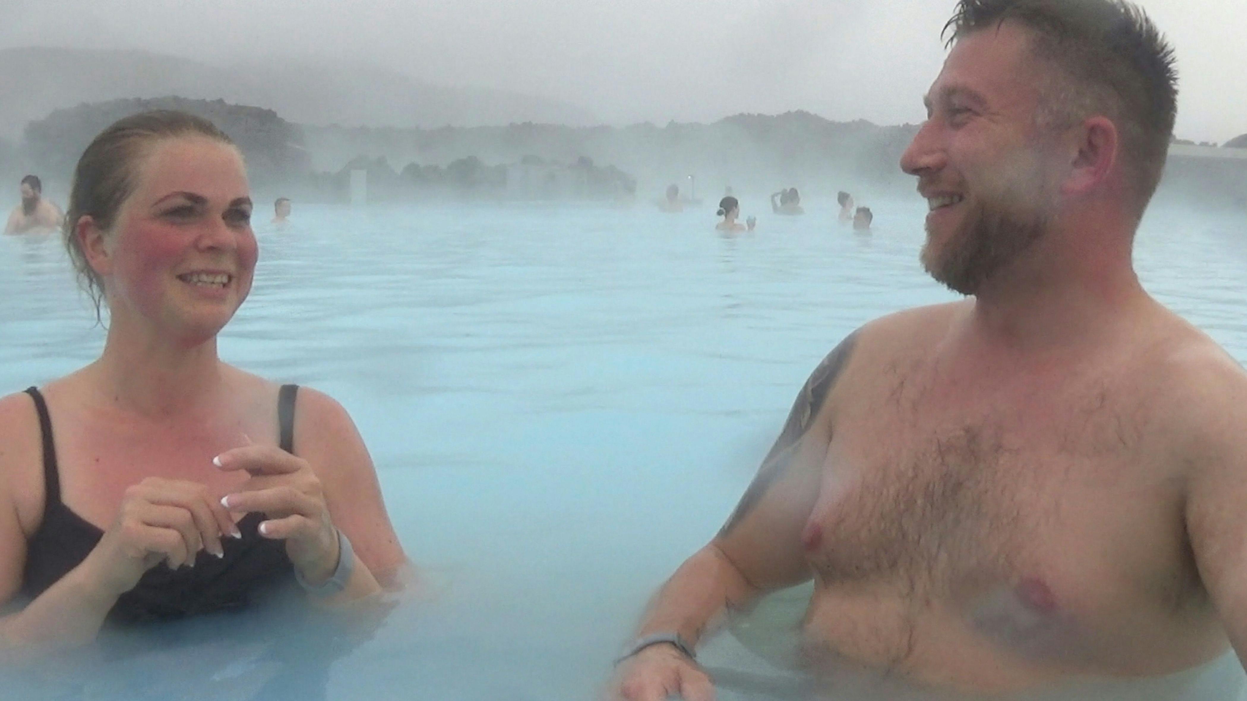 Et par, der bader i Den blå lagune i Island.