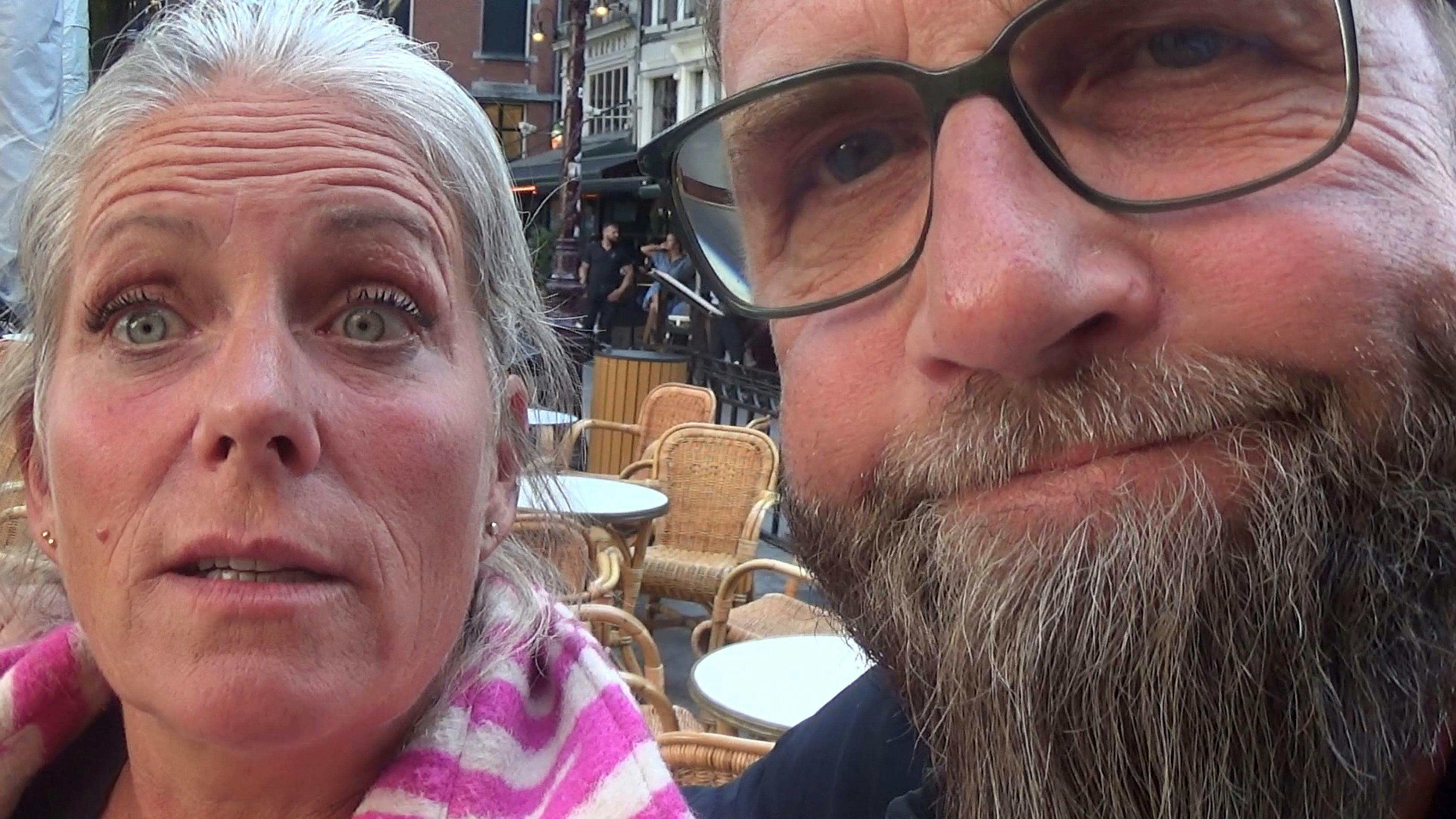 Et midaldrende par, der tager en selfie helt tæt på.