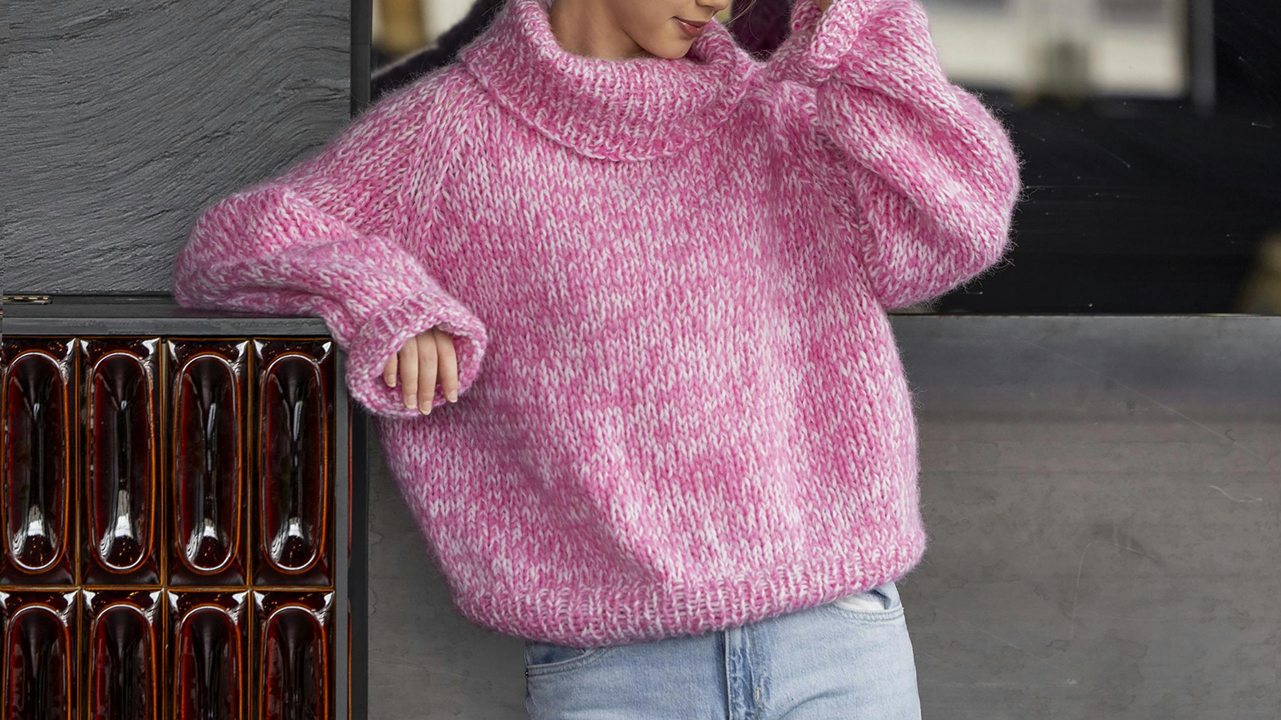 Billede at pink strikbluse med rullekrave