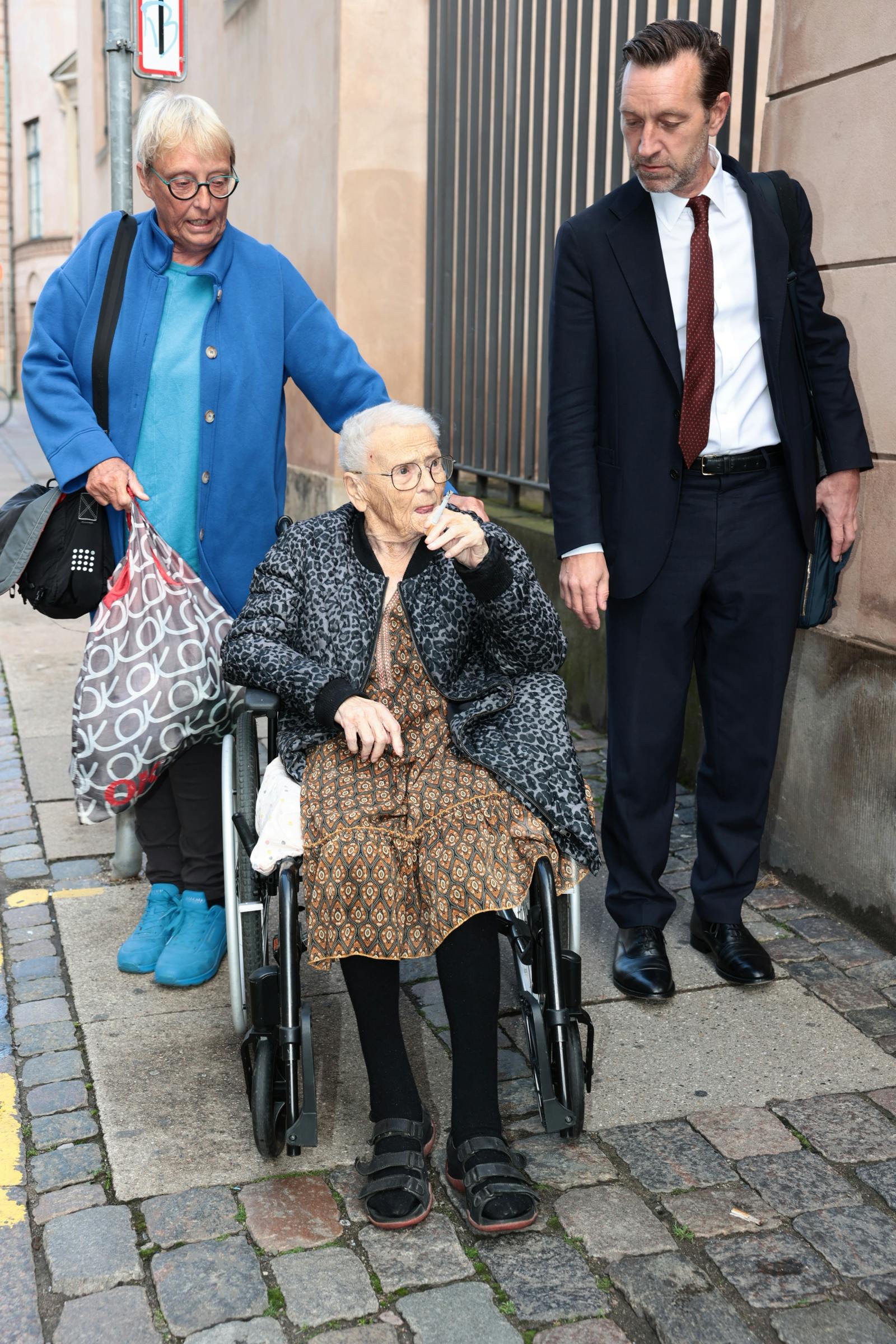 Tre personer foran byretten