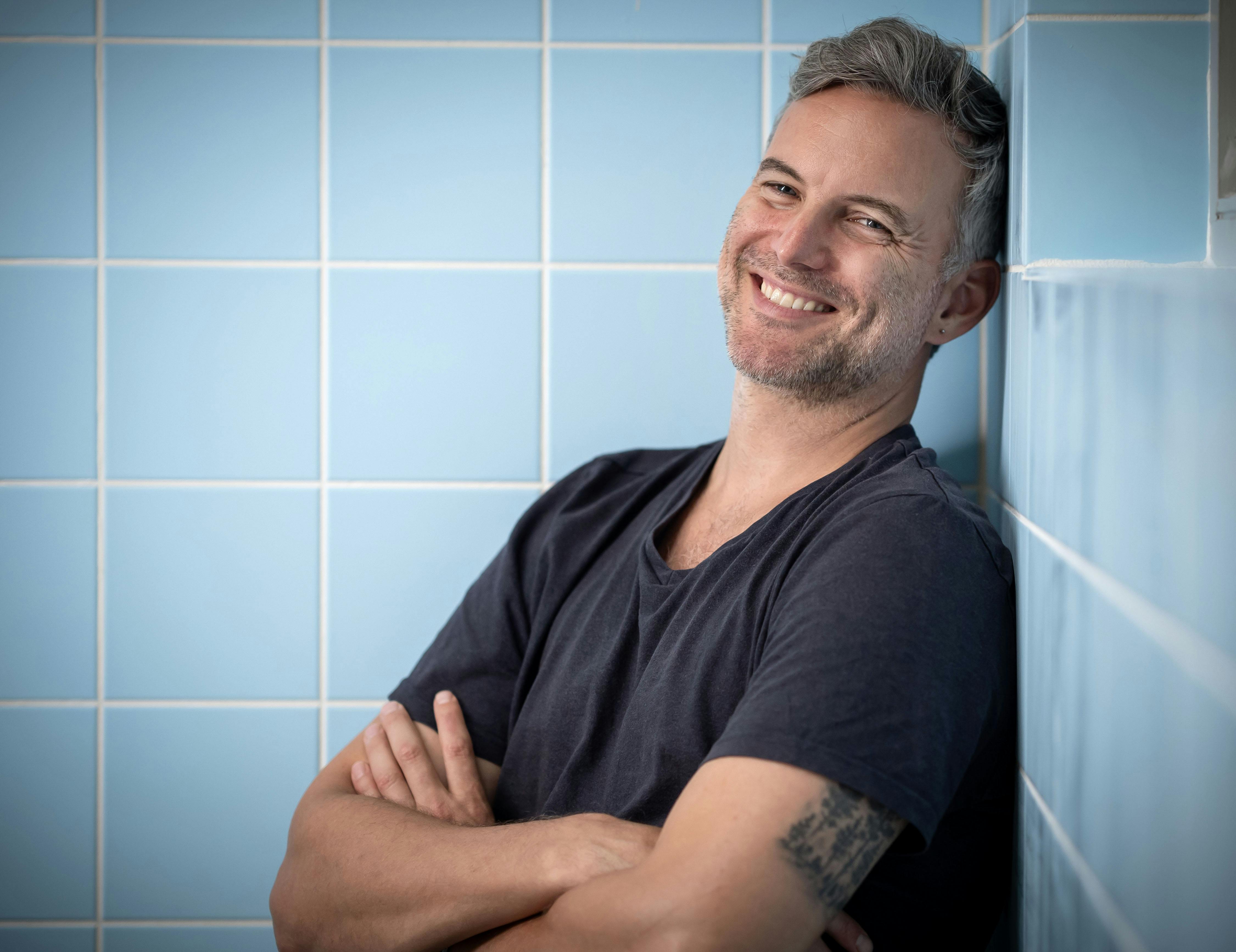 Jon Lange i rollen som lægen John Neumann i "Sygeplejeskolen" på TV 2 Charlie og TV 2 Play.