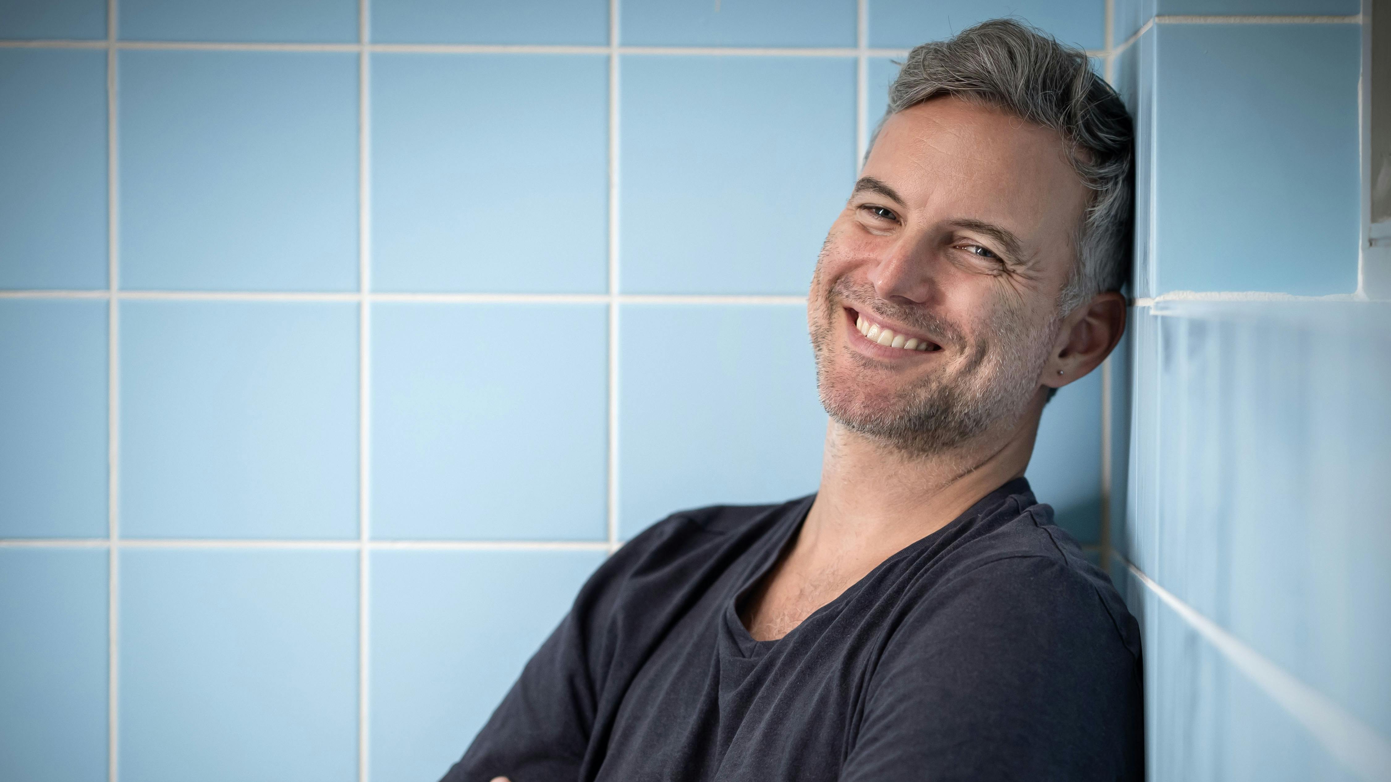 Jon Lange i rollen som lægen John Neumann i "Sygeplejeskolen" på TV 2 Charlie og TV 2 Play.