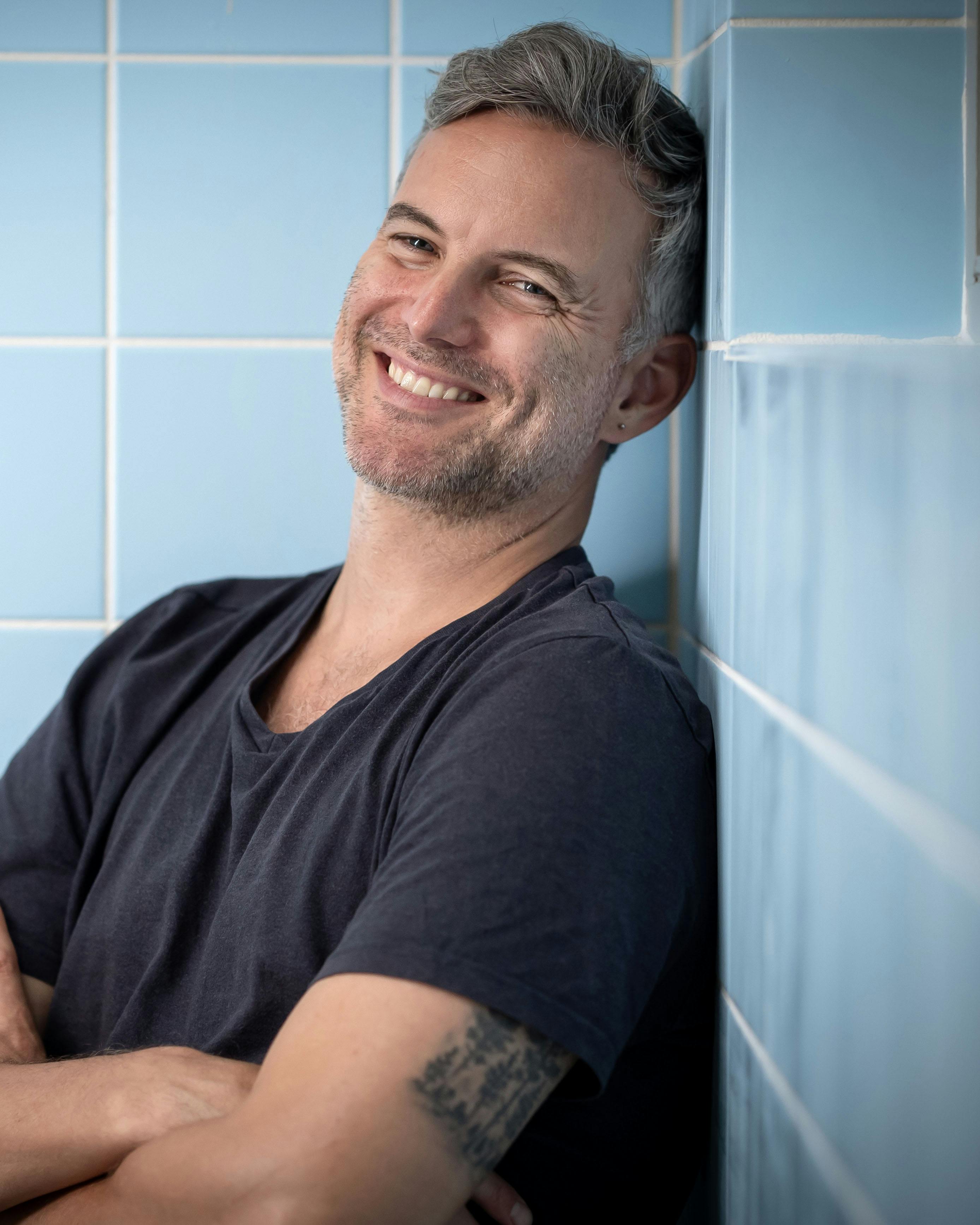 Jon Lange i rollen som lægen John Neumann i "Sygeplejeskolen" på TV 2 Charlie og TV 2 Play.