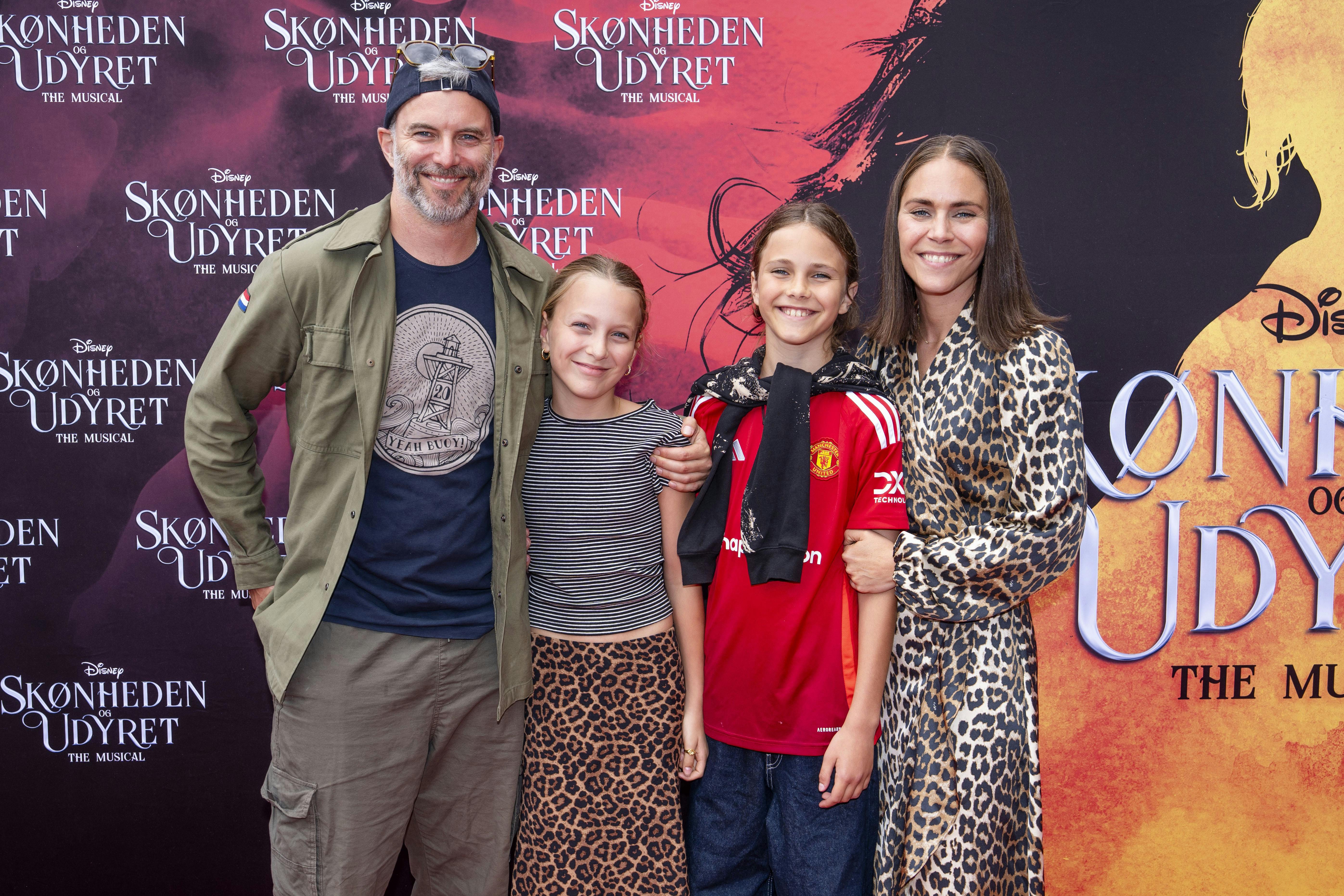 Skuespiller Jon Lange til premiere på "Skønheden og udyret - The Musical" med sin hustru Mette Marie Mai Lange og deres børn, tvillingerne Hugo og Berta.